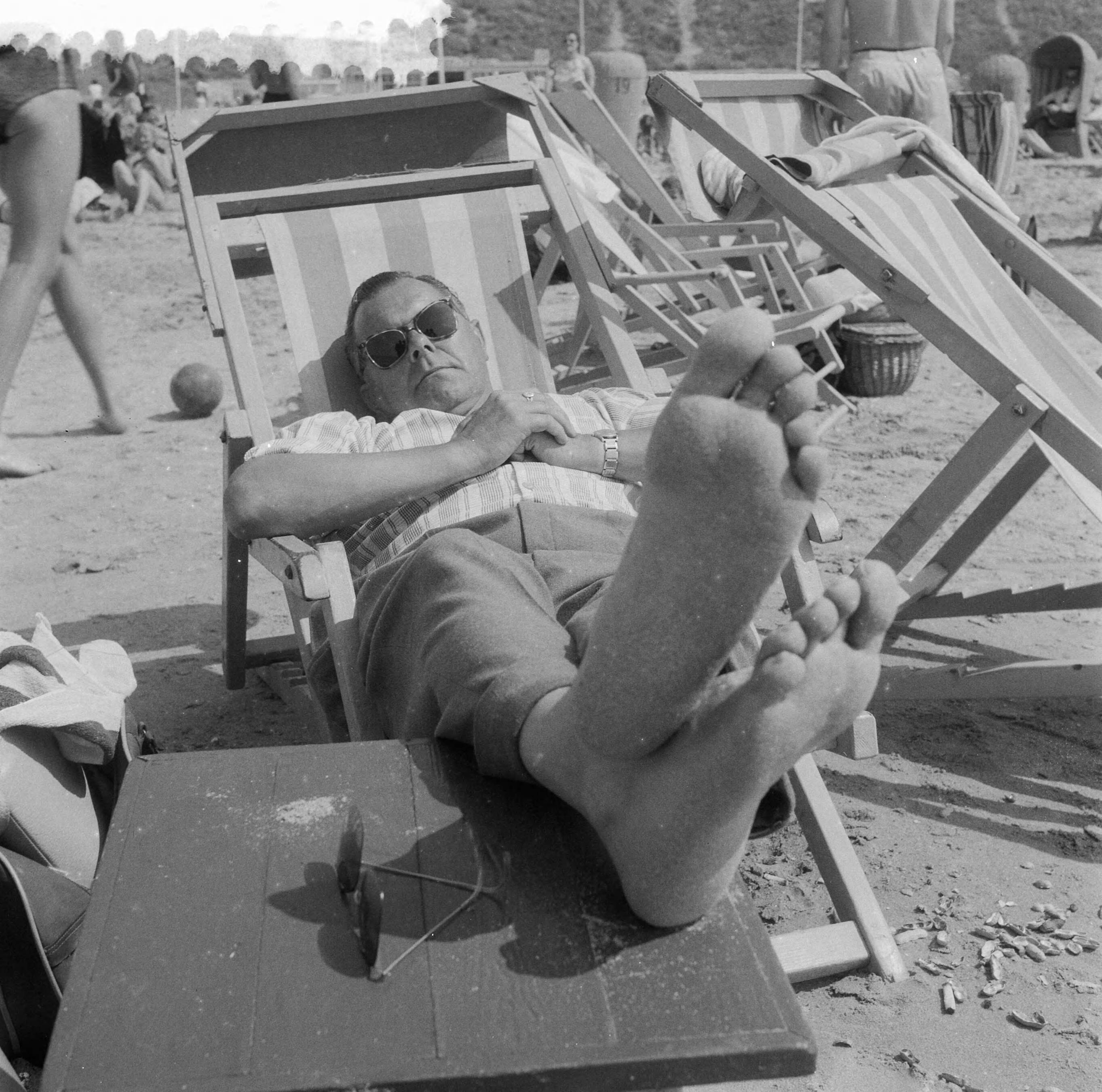 Fotocollectie Anefo — Strandleven te Zandvoort — Foto: Noske, J.D. / Anefo. Licentie: Set B: Rechtenvrij / Publiek Domein. Bron: Nationaal Archief. http://hdl.handle.net/10648/a9666b4a-d0b4-102d-bcf8-003048976d84