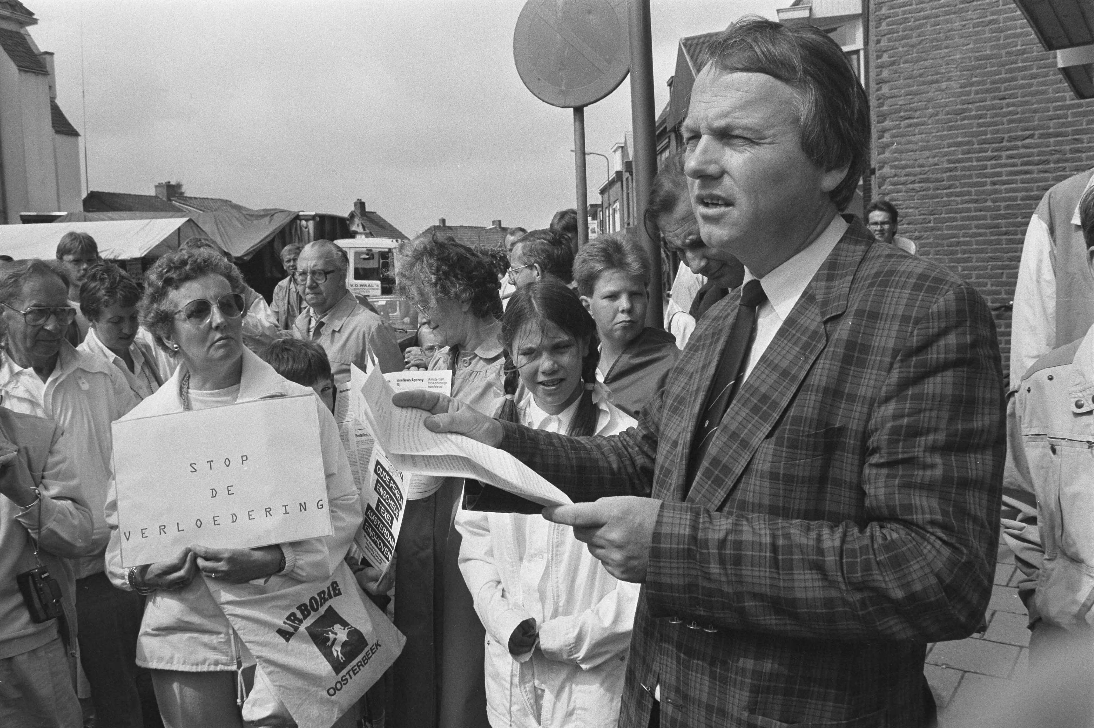 Fotocollectie Anefo — Kruistocht tegen porno van ex-EO-directeur L. P. Dorenbo in Veenendaal; L. P. Dorenbos spreekt publiek toe (medestanders met tekst "stop de verloedering") / — Foto: Molendijk, Bart / Anefo. Licentie: Set B: Rechtenvrij / Publiek Domein. Bron: Nationaal Archief. http://hdl.handle.net/10648/ad6278e2-d0b4-102d-bcf8-003048976d84