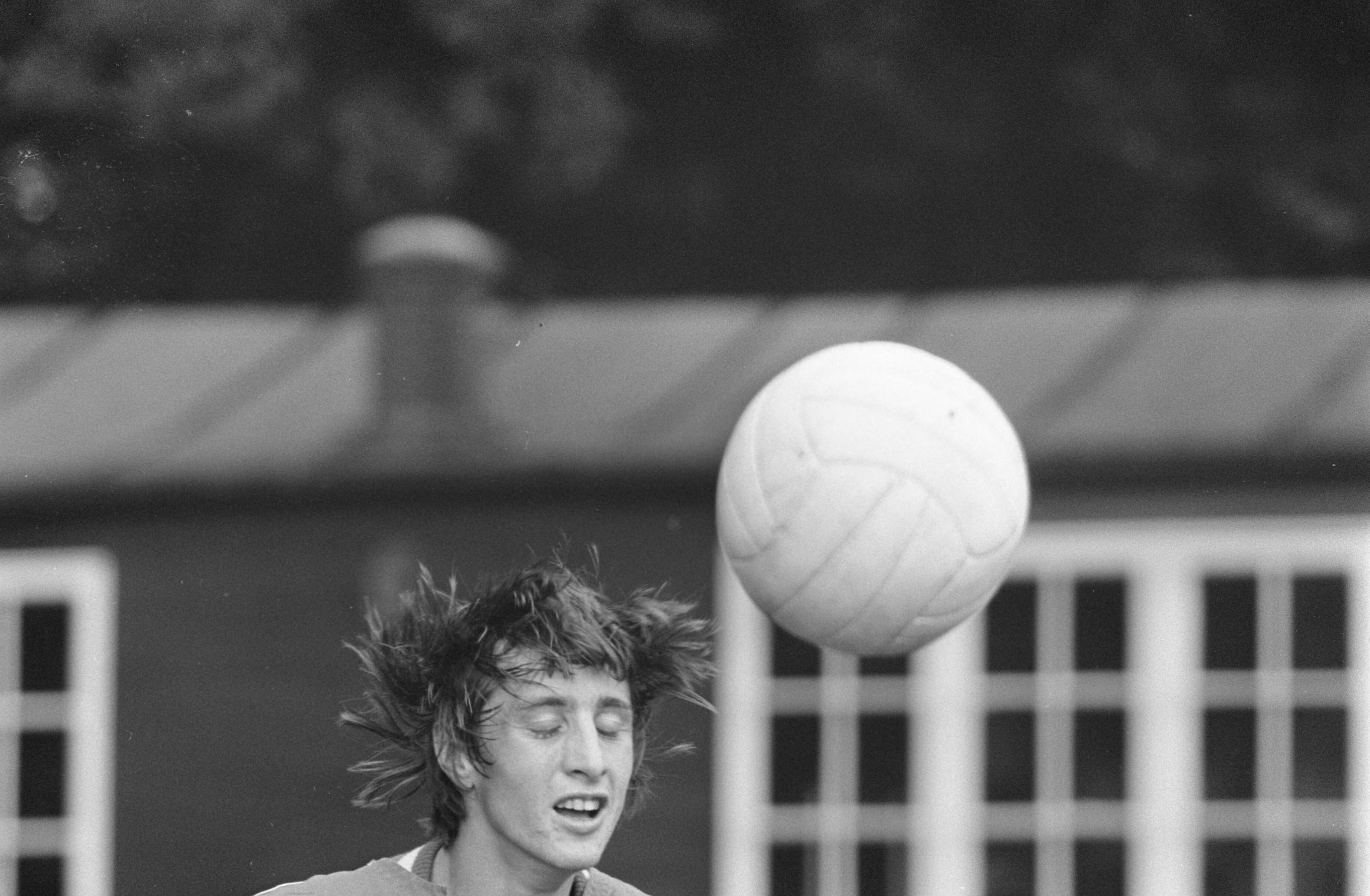 Fotocollectie Anefo — Training Nederlands elftal in Zeist: Cruijff, kop, met bal om te koppen — Foto: Koch, Eric / Anefo. Licentie: Set B: Rechtenvrij / Publiek Domein. Bron: Nationaal Archief. http://hdl.handle.net/10648/ab782360-d0b4-102d-bcf8-003048976d84