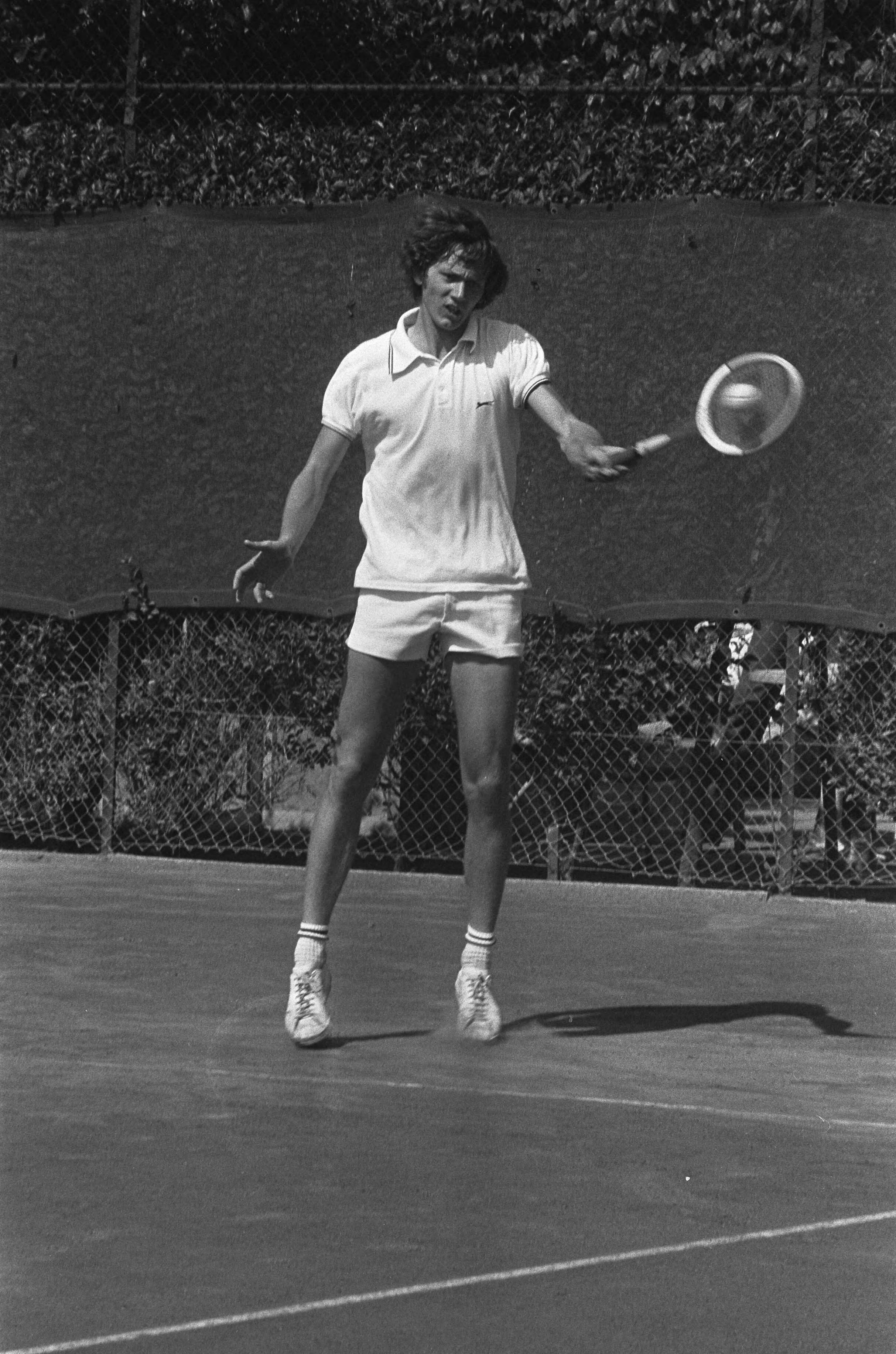 Fotocollectie Anefo — Nationale Kampioenschappen tennis te Scheveningen, W. Fok , Nederlands jeugdkampioen, in aktie — Foto: Peters, Hans / Anefo. Licentie: Set B: Rechtenvrij / Publiek Domein. Bron: Nationaal Archief. http://hdl.handle.net/10648/ac33f23e-d0b4-102d-bcf8-003048976d84