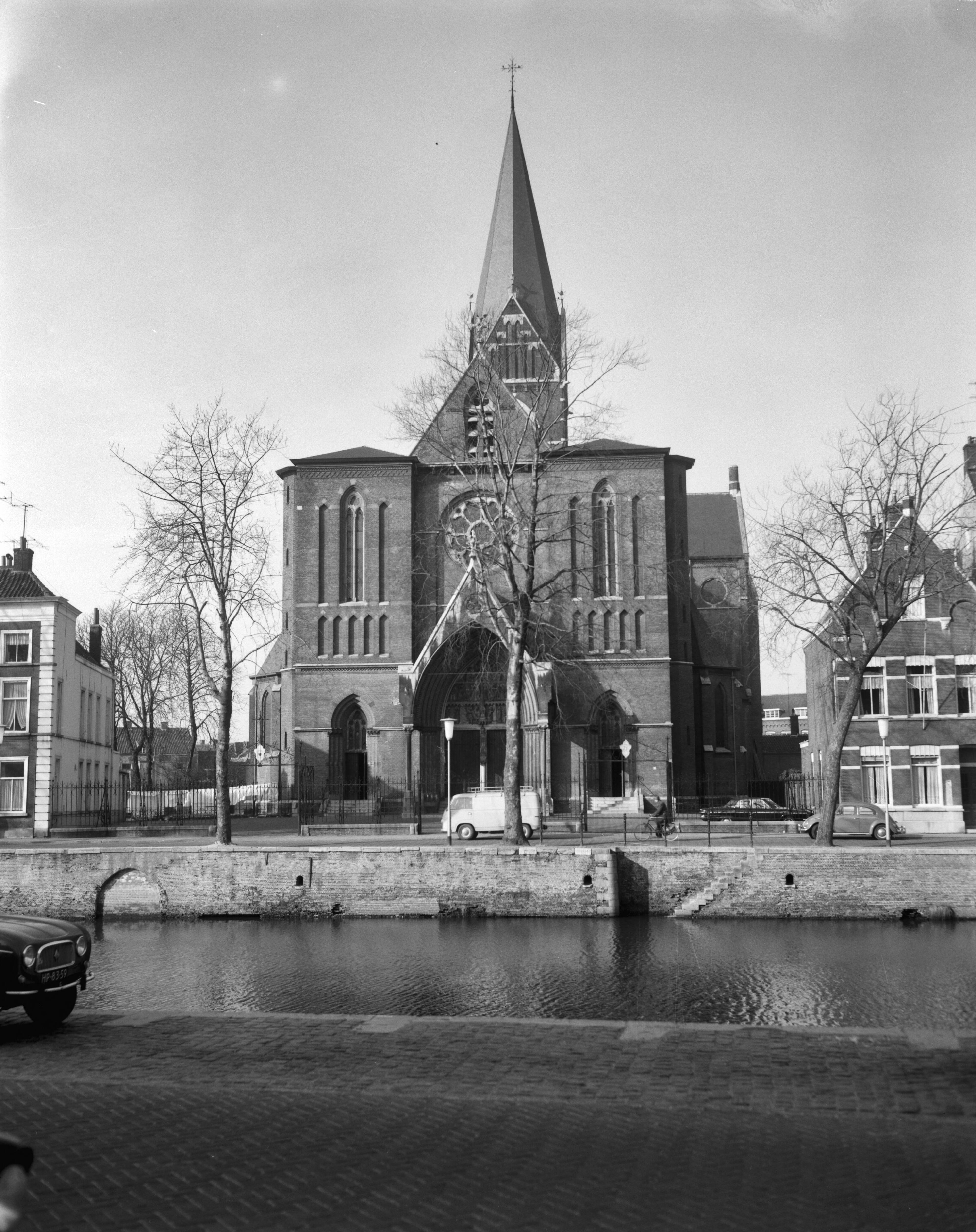 Verloving prinses Irene en prins Carlos Hugo — Kathedraal de H. Barbara te Breda, waar mogelijk het huwelijk van prinses Irene plaatsvind. Exterieur — Foto: Bilsen, Joop van / Anefo. Licentie: Set B: Rechtenvrij / Publiek Domein. Bron: Nationaal Archief. http://hdl.handle.net/10648/aa59f1b6-d0b4-102d-bcf8-003048976d84
