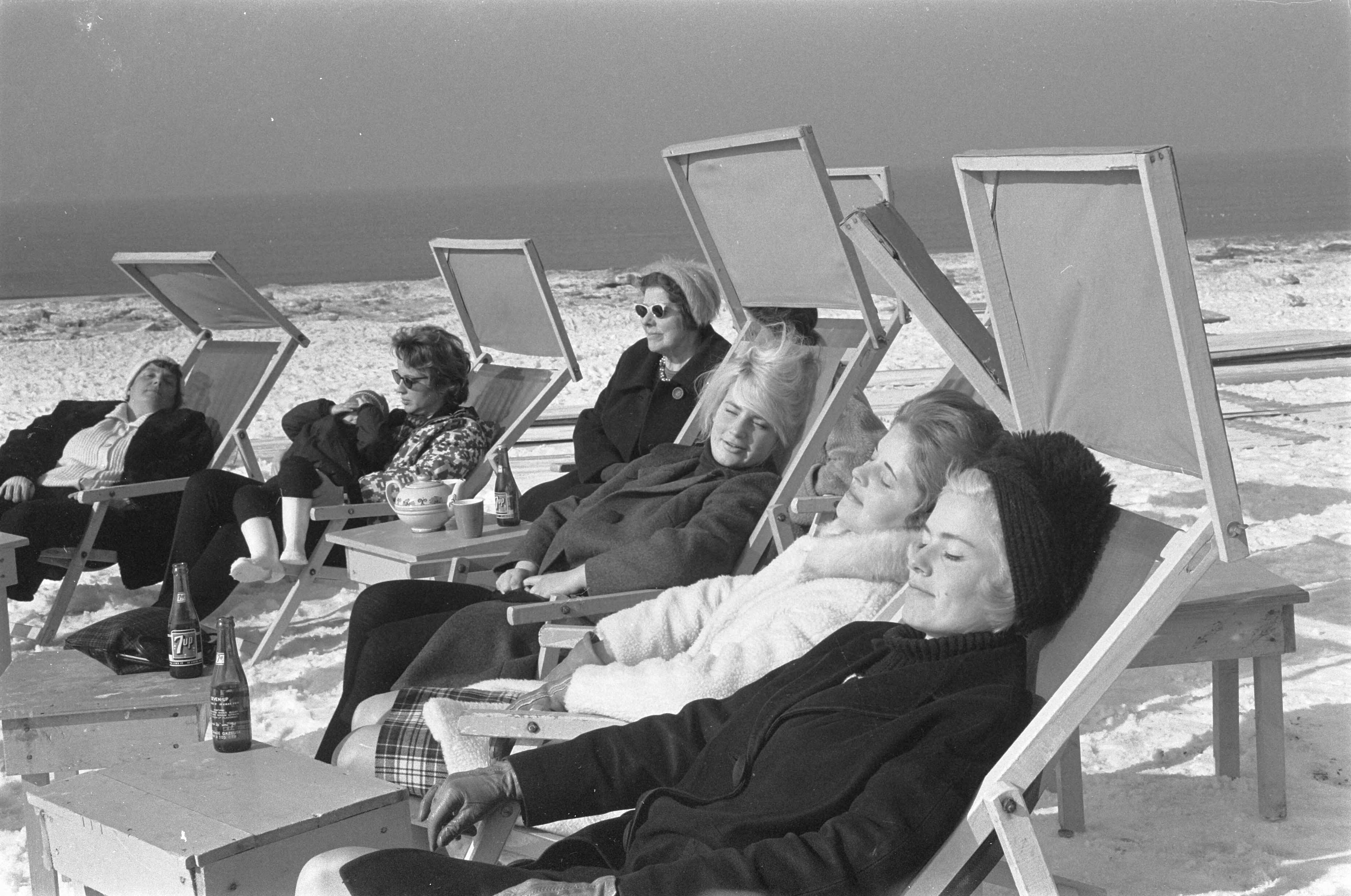 Fotocollectie Anefo — Lente of wintersport op het Zandvoortse strand. Mensen aan het zonnebaden — Foto: Pot, Harry / Anefo. Licentie: Set B: Rechtenvrij / Publiek Domein. Bron: Nationaal Archief. http://hdl.handle.net/10648/aa2b9fd2-d0b4-102d-bcf8-003048976d84