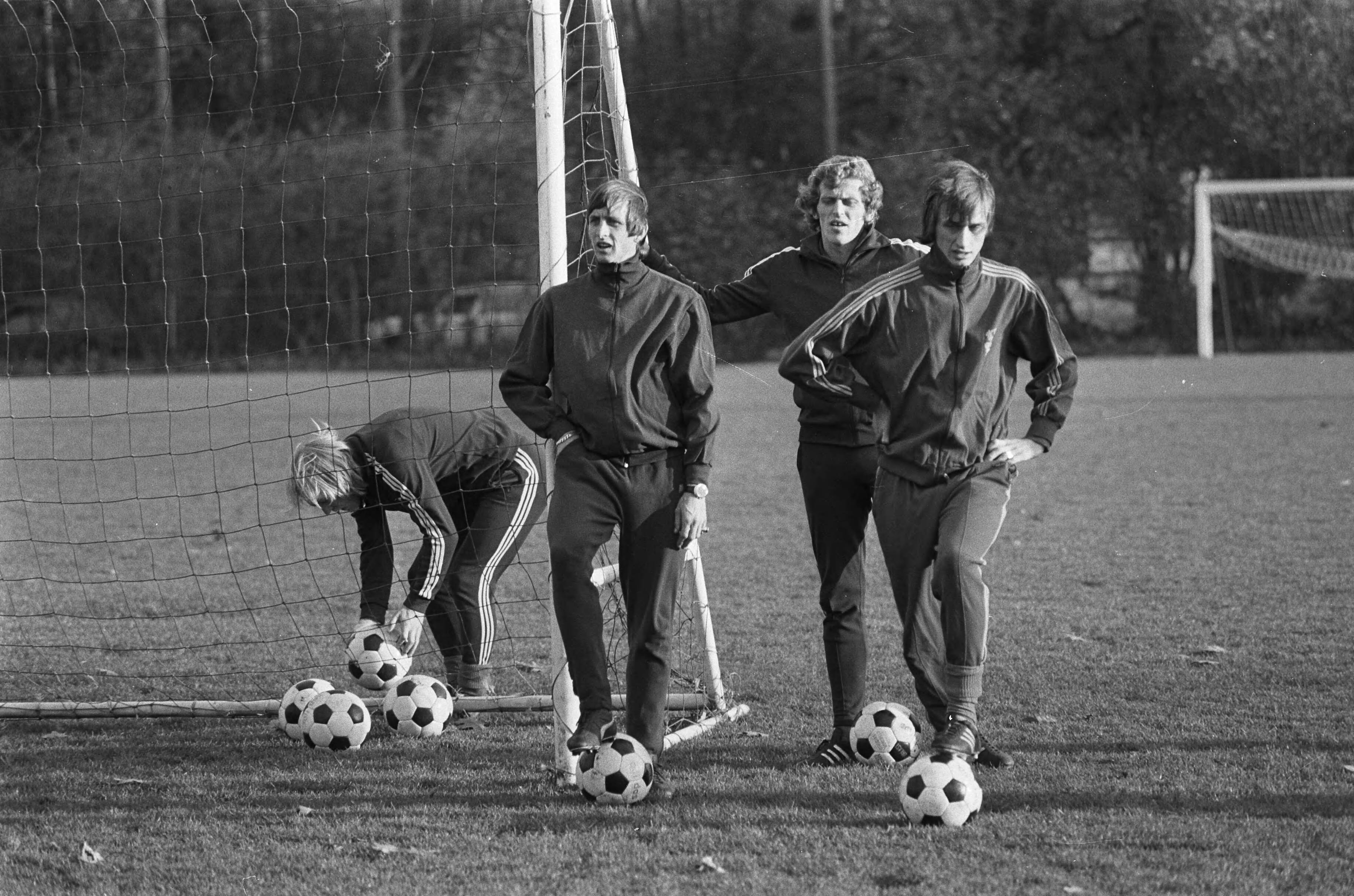 Training van de selectie van het Nederlands elftal in Zeist — Staand v.l.n.r. Cruijff, Keizer, Rensenbrink — Foto: Fotograaf Onbekend / Anefo. Licentie: Set B: Rechtenvrij / Publiek Domein. Bron: Nationaal Archief. http://hdl.handle.net/10648/ac3c537a-d0b4-102d-bcf8-003048976d84