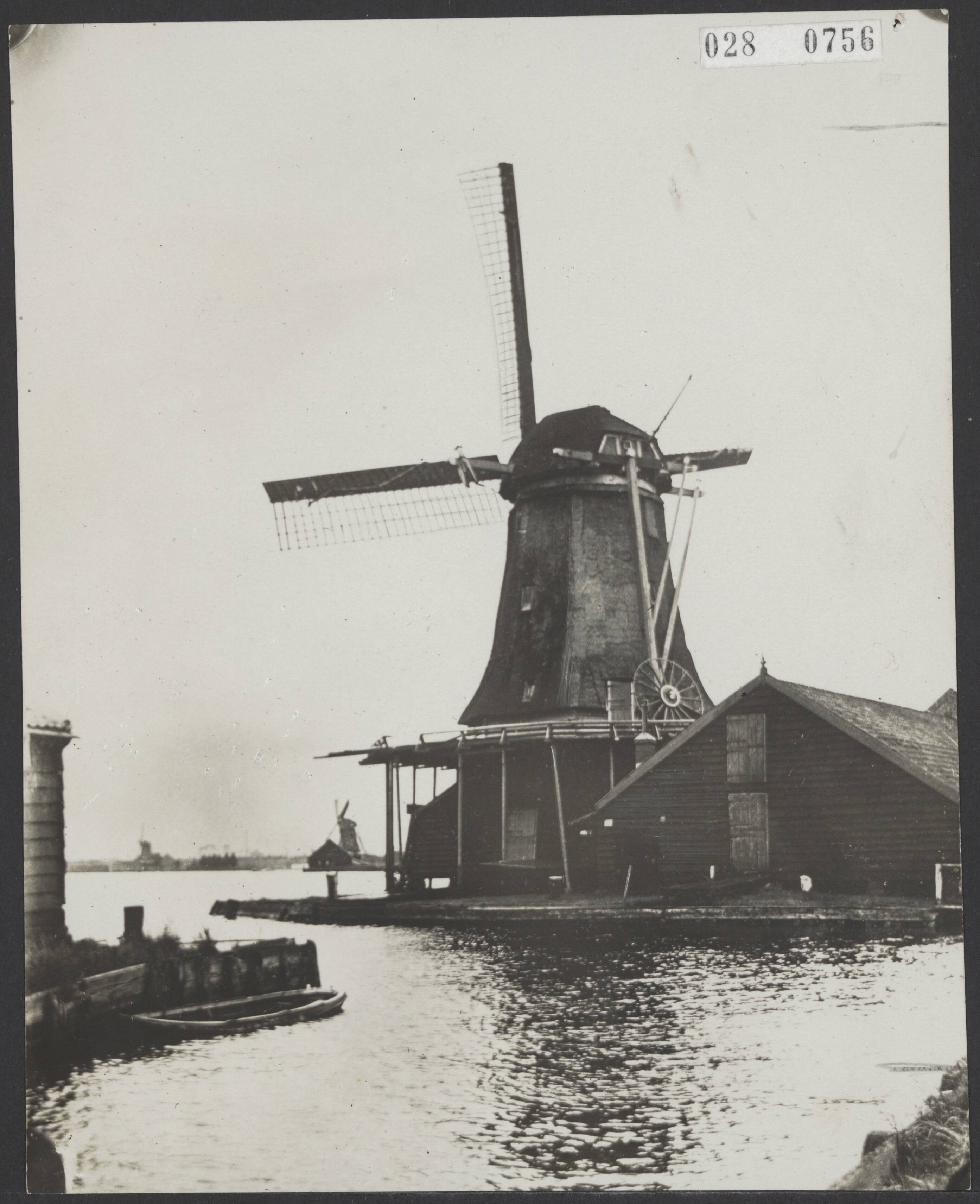 Fotocollectie Elsevier Binnenland — De Grootvorst, pelmolen aan De Kalverringdijk te Zaandam — Foto: Fotopersbureau "Holland". Licentie: Set B: Rechtenvrij / Publiek Domein. Bron: Nationaal Archief. http://hdl.handle.net/10648/addec226-d0b4-102d-bcf8-003048976d84