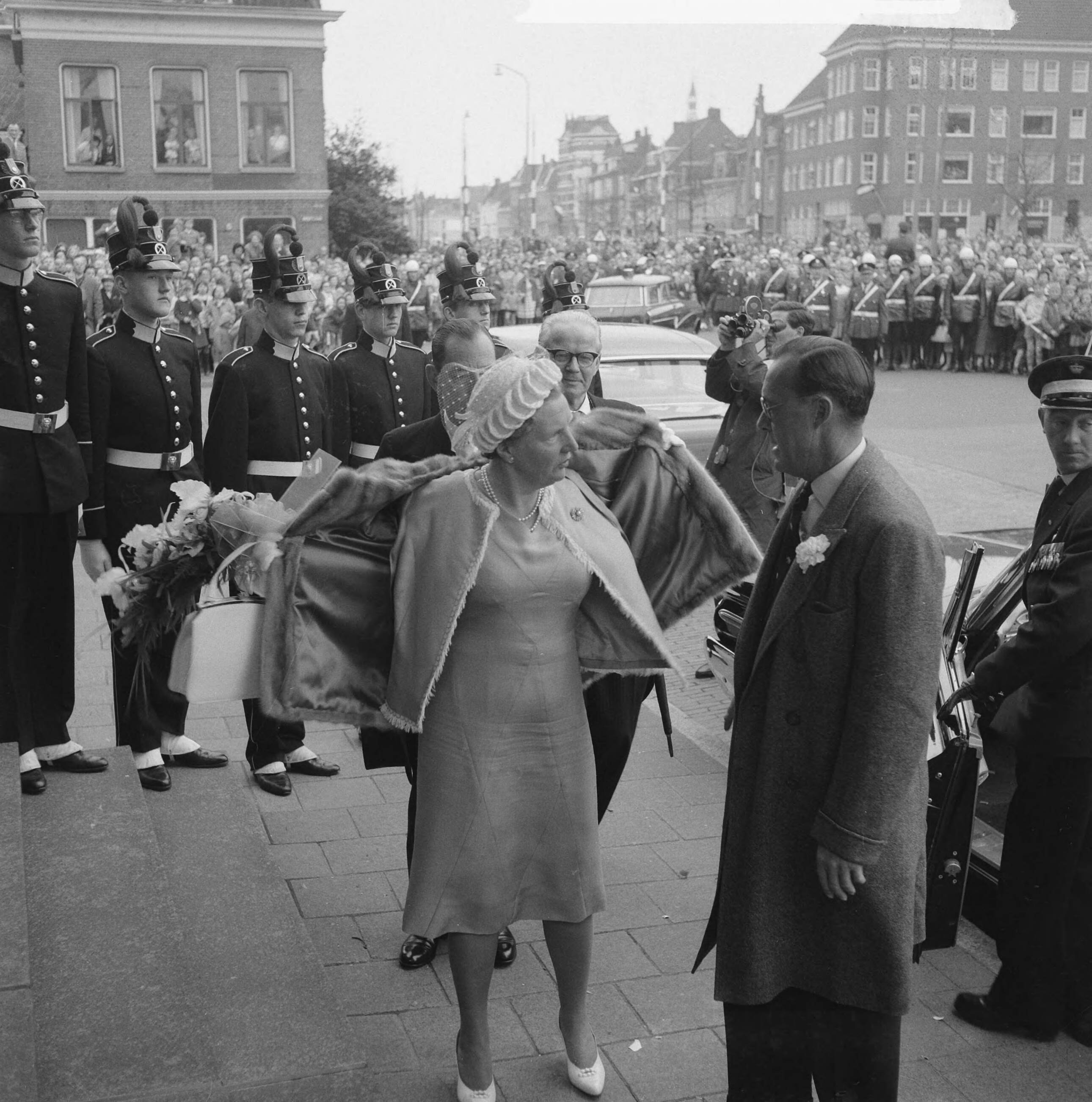 Koninklijk bezoek aan Groningen en Friesland (1962) — Koninklijk bezoek aan Groningen — Foto: Merk, Ben / Anefo. Licentie: Set B: Rechtenvrij / Publiek Domein. Bron: Nationaal Archief. http://hdl.handle.net/10648/aa0708b6-d0b4-102d-bcf8-003048976d84