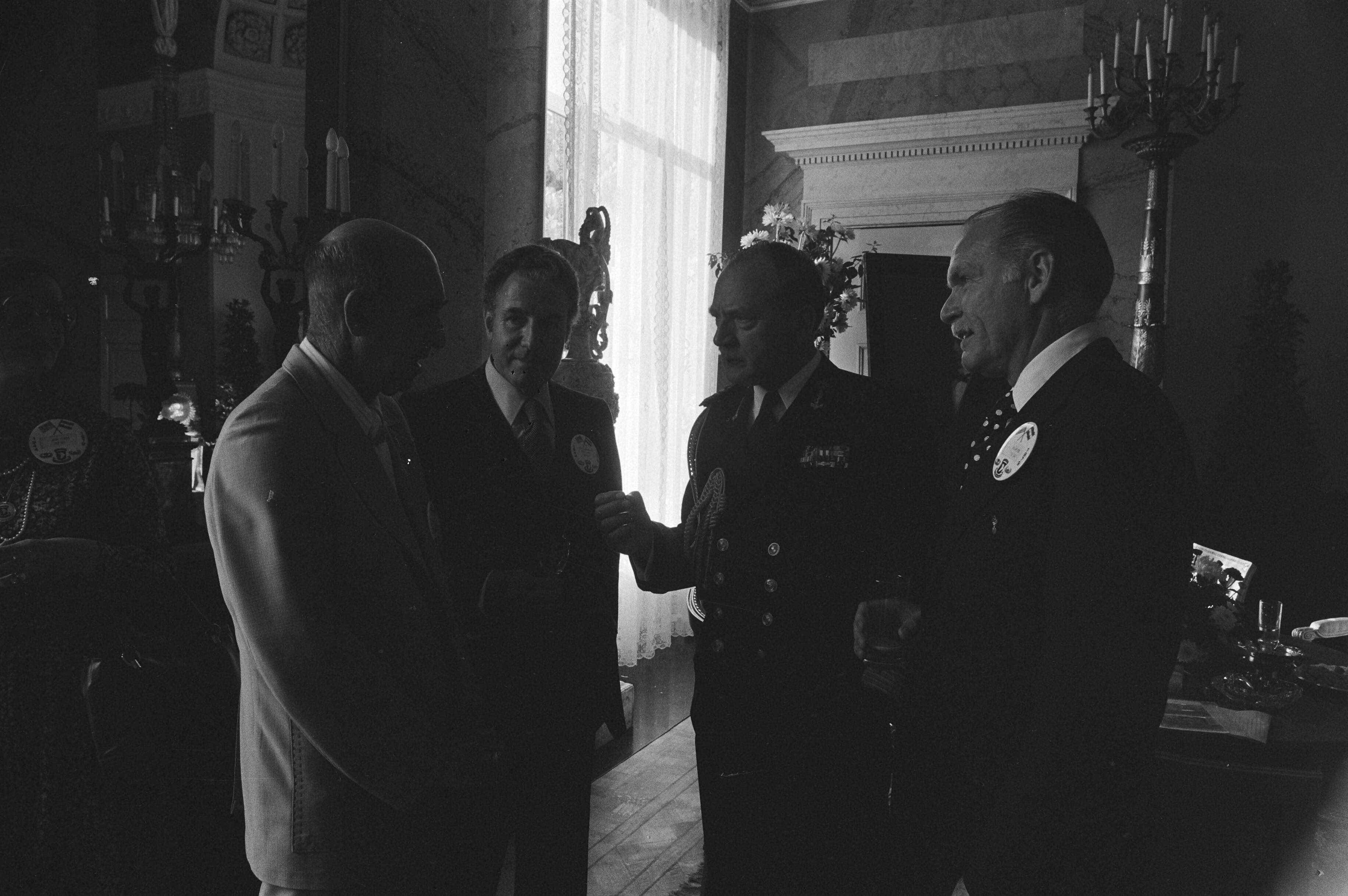 Boek over de 101e Airborne Division door oudstrijders aan koningin Juliana aangeboden op Paleis Soestdijk — Enkele van de aanwezigen bij de ontvangst — Foto: Suyk, Koen / Anefo. Licentie: Set B: Rechtenvrij / Publiek Domein. Bron: Nationaal Archief. http://hdl.handle.net/10648/acd154ac-d0b4-102d-bcf8-003048976d84
