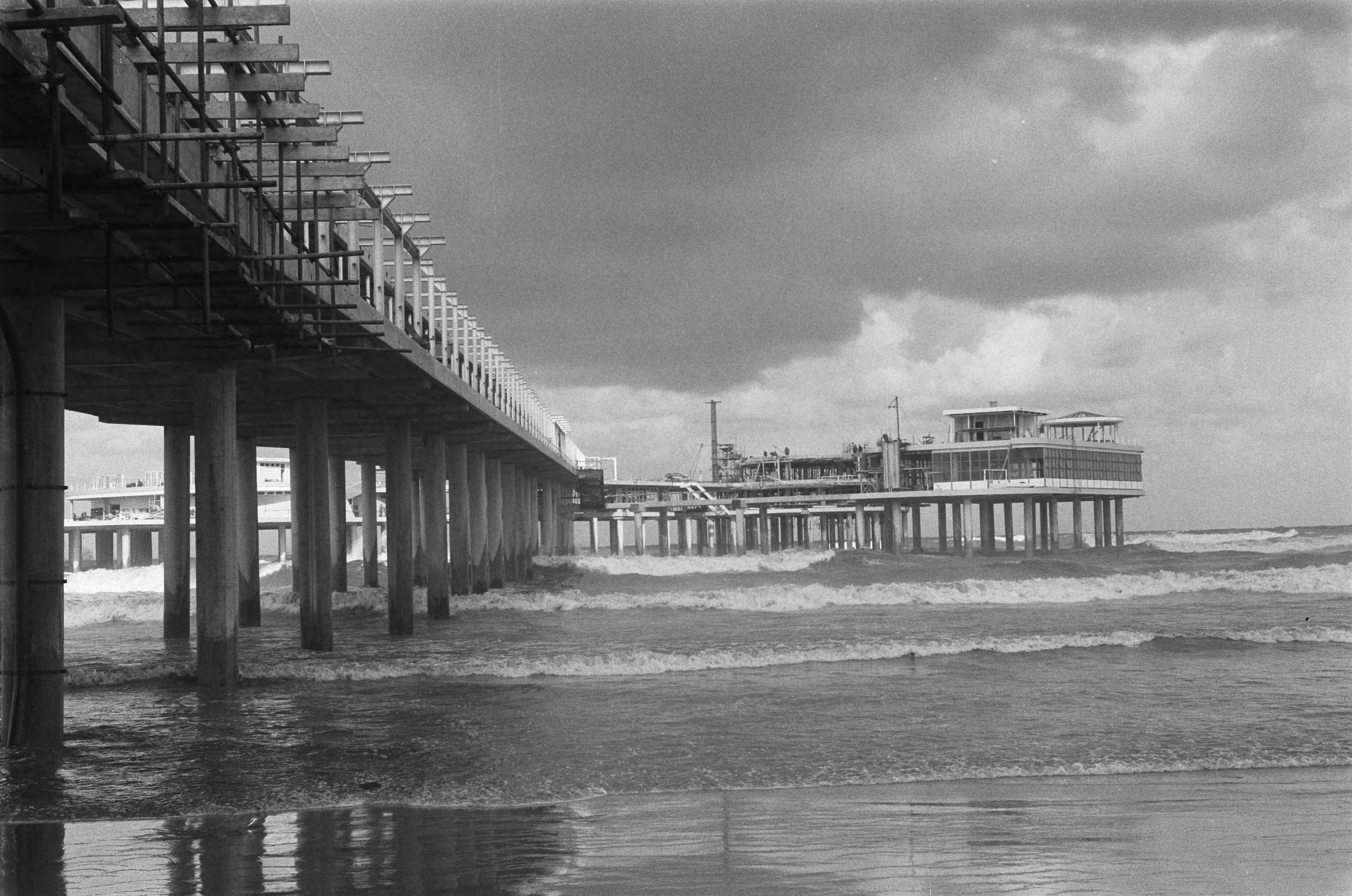 Fotocollectie Anefo — Bouw van de Pier te Scheveningen — Foto: Pot, Harry / Anefo. Licentie: Set B: Rechtenvrij / Publiek Domein. Bron: Nationaal Archief. http://hdl.handle.net/10648/a9cedd42-d0b4-102d-bcf8-003048976d84