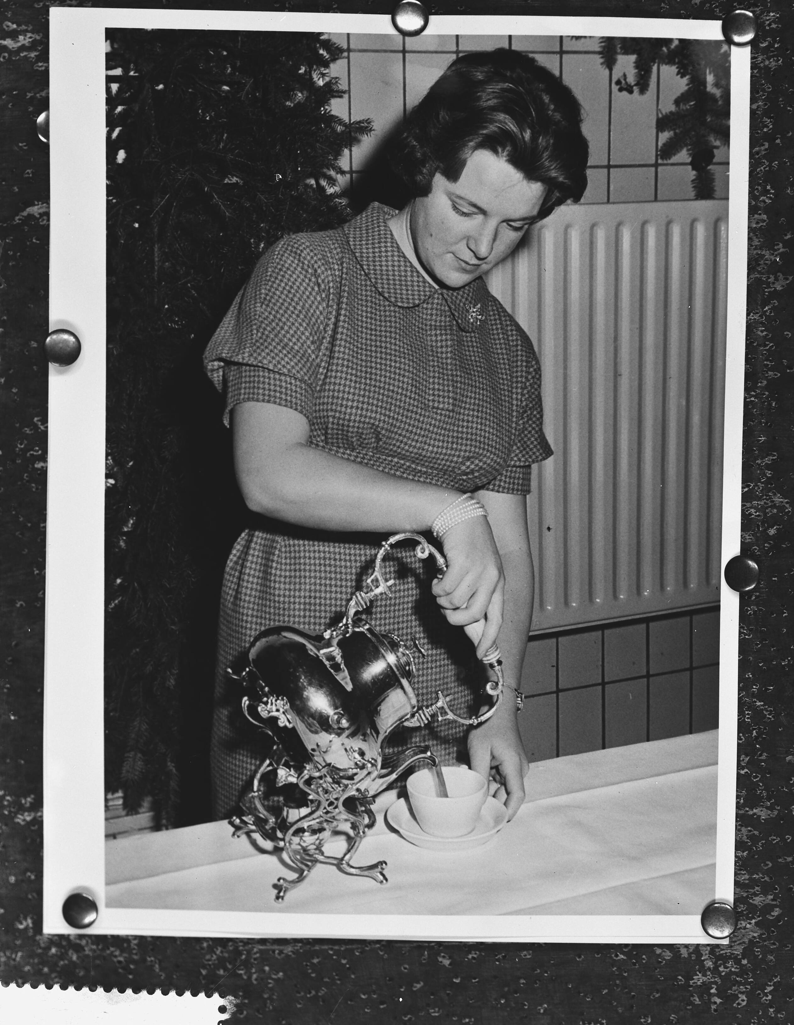 Fotocollectie Anefo — Kerstviering met koninklijke familie in het koetshuis van de koninklijke stallen in Den Haag. Prinses Irene schenkt chocolademelk in — Foto: Fotograaf Onbekend / Anefo. Licentie: Set B: Rechtenvrij / Publiek Domein. Bron: Nationaal Archief. http://hdl.handle.net/10648/a9a43d58-d0b4-102d-bcf8-003048976d84
