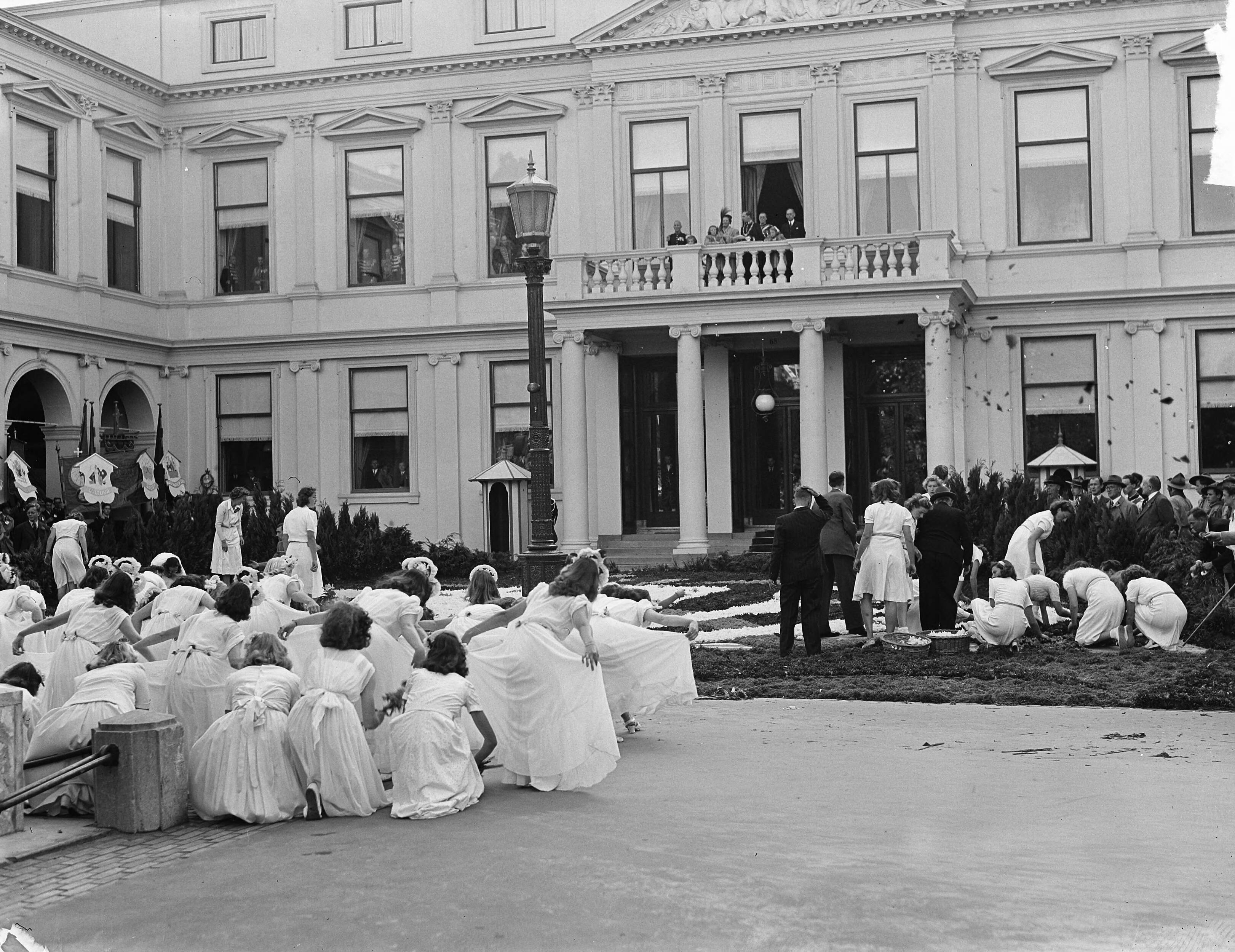 Intocht van koningin Juliana in Den Haag (1948) — Intocht Koningin Juliana in Den Haag. Dansuitvoering — Foto: Bilsen, Joop van / Anefo. Licentie: Set B: Rechtenvrij / Publiek Domein. Bron: Nationaal Archief. http://hdl.handle.net/10648/a8bd3084-d0b4-102d-bcf8-003048976d84
