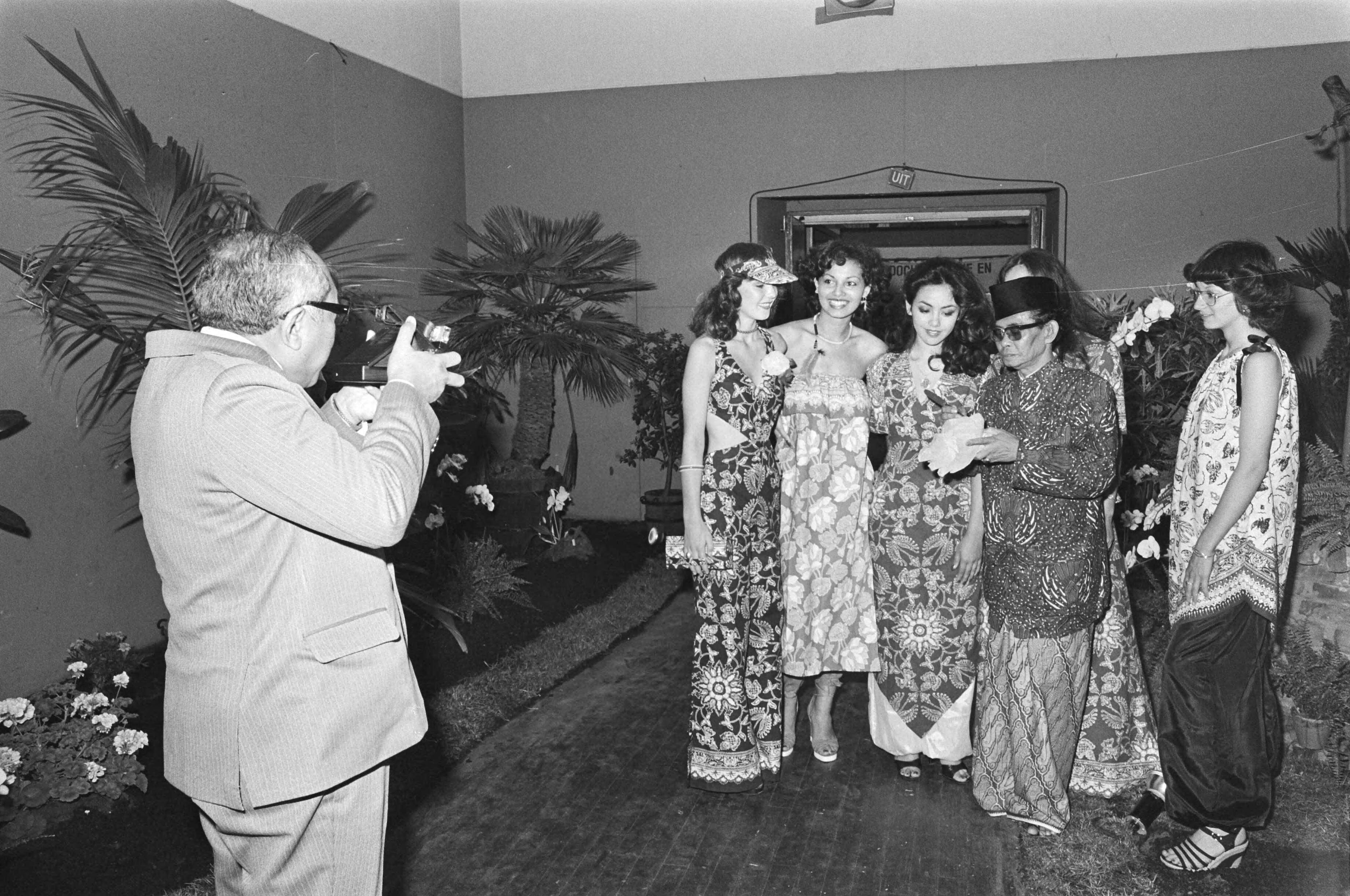 Fotocollectie Anefo — Pasar Malam geopend door ambassadeur Sutopo Yuwono Projohandoko in Den Haag , groepje Indonesische dames — Foto: Peters, Hans / Anefo. Licentie: Set B: Rechtenvrij / Publiek Domein. Bron: Nationaal Archief. http://hdl.handle.net/10648/ac869660-d0b4-102d-bcf8-003048976d84