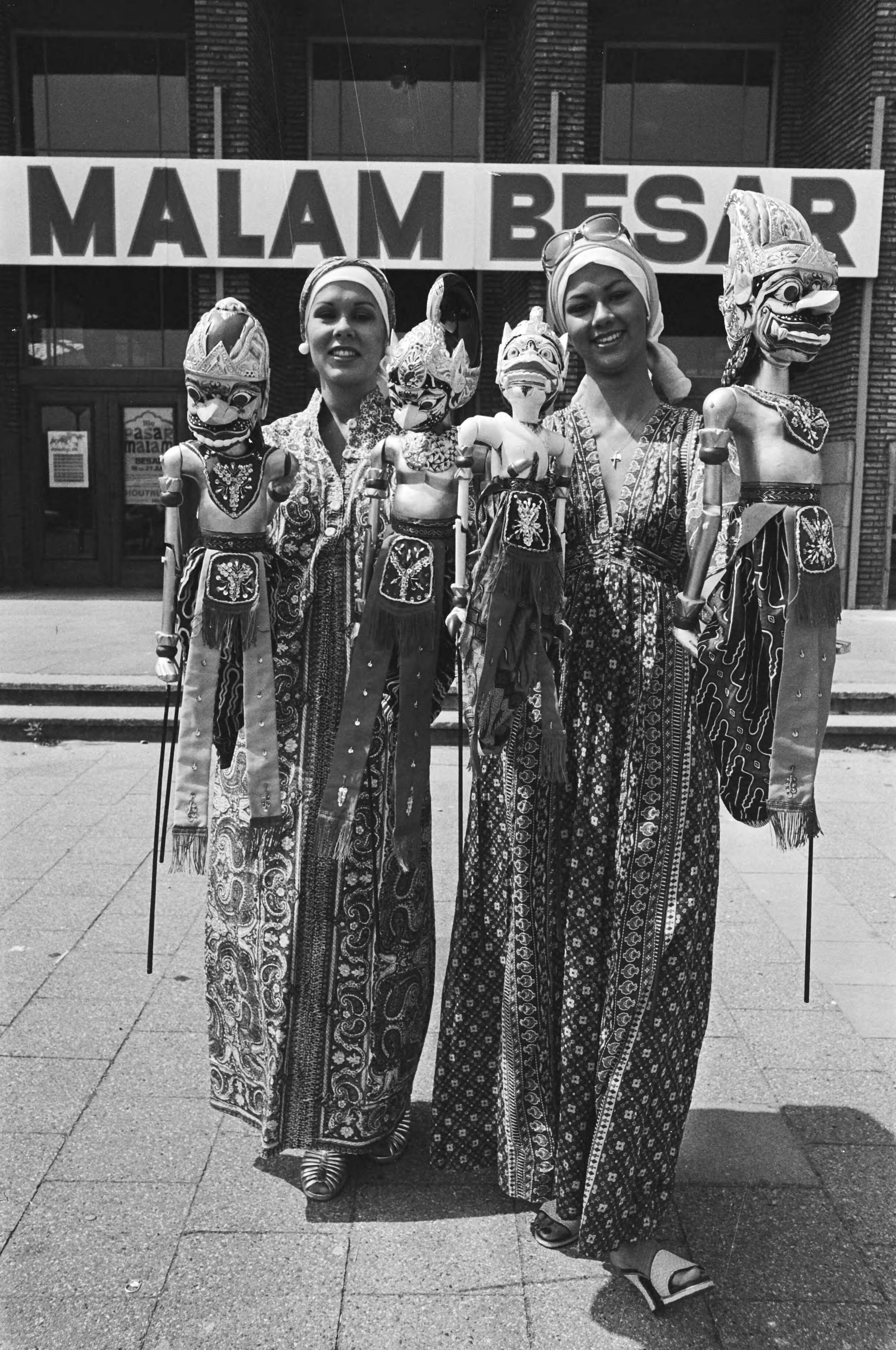 Fotocollectie Anefo — Pasar Malam geopend door ambassadeur Sutopo Yuwono Projohandoko in Den Haag , Indonesische dames tonen mode en wayang poppen — Foto: Peters, Hans / Anefo. Licentie: Set B: Rechtenvrij / Publiek Domein. Bron: Nationaal Archief. http://hdl.handle.net/10648/ac86941c-d0b4-102d-bcf8-003048976d84