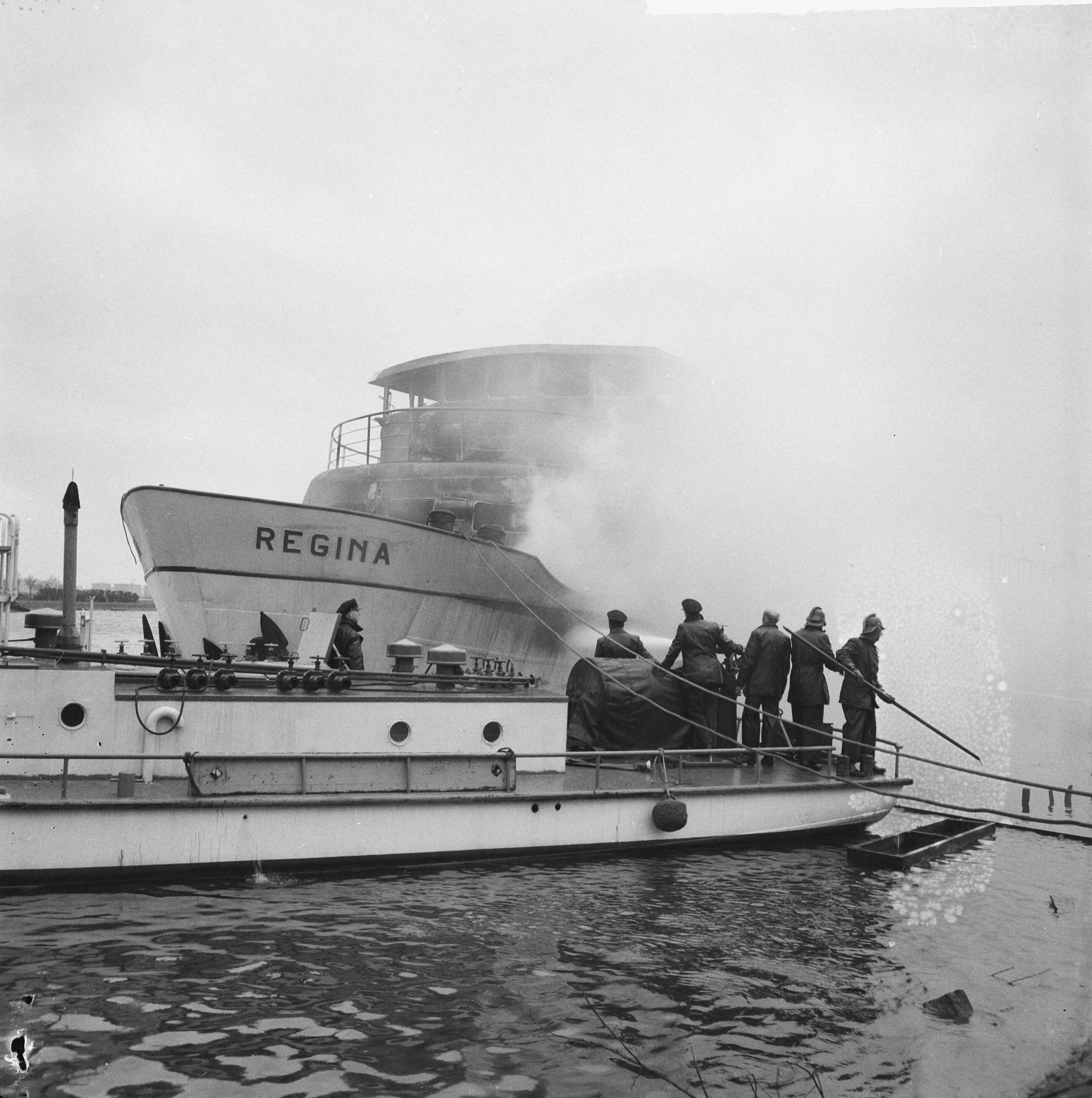 Fotocollectie Anefo — Brandweer tijdens het blussen van het passagierschip Regina bij de Zaanlandse te Zaandam, vanaf een scheepje — Foto: Evers, Joost / Anefo. Licentie: Set B: Rechtenvrij / Publiek Domein. Bron: Nationaal Archief. http://hdl.handle.net/10648/aad02066-d0b4-102d-bcf8-003048976d84