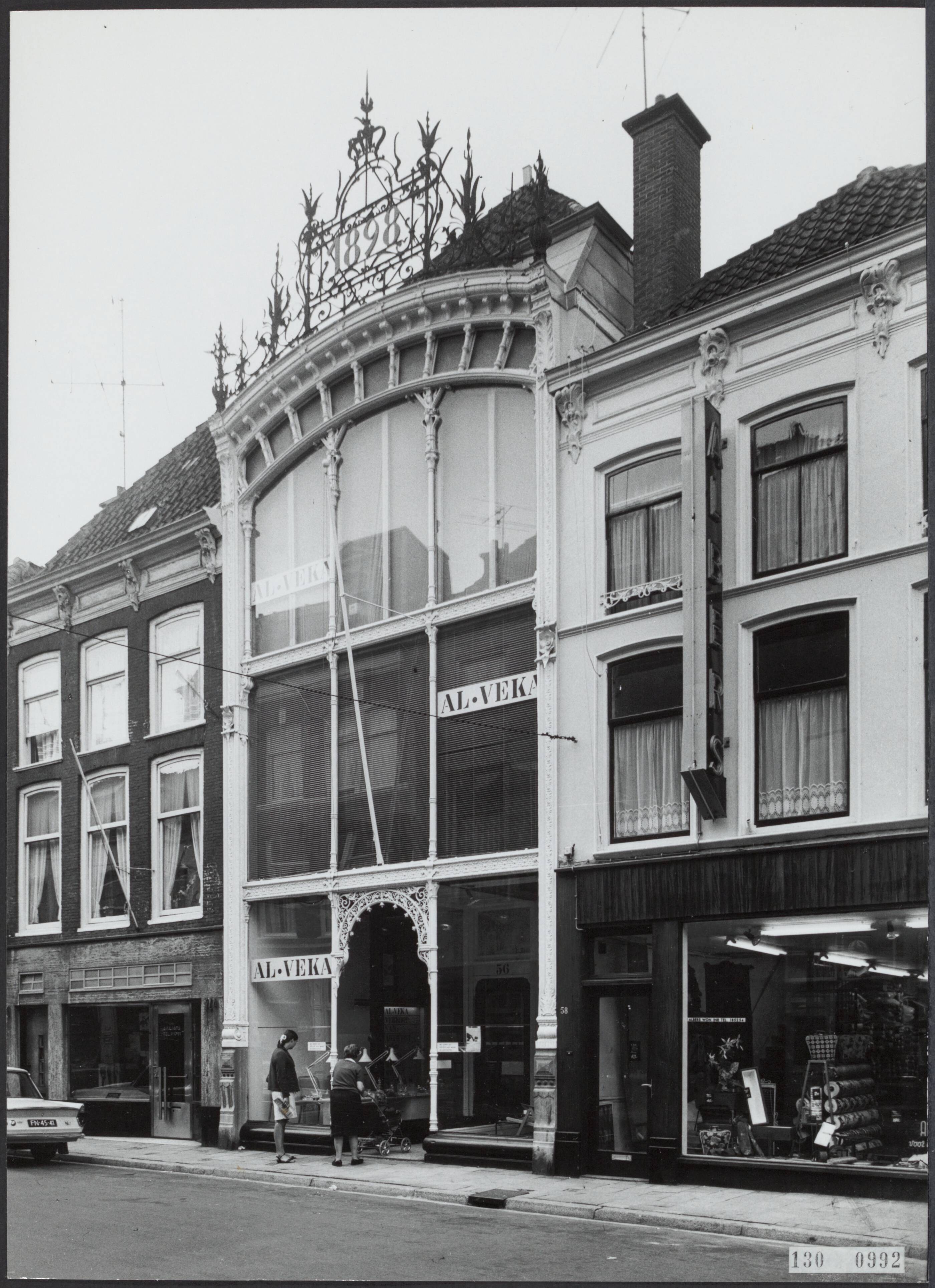 Fotocollectie Rijksvoorlichtingsdienst Eigen — Winkel in Art Nouveaustijl aan het Dennenweg te Den Haag — Foto: Fotodienst Gemeente Den Haag. Licentie: Set B: Rechtenvrij / Publiek Domein. Bron: Nationaal Archief. http://hdl.handle.net/10648/af4cb262-d0b4-102d-bcf8-003048976d84