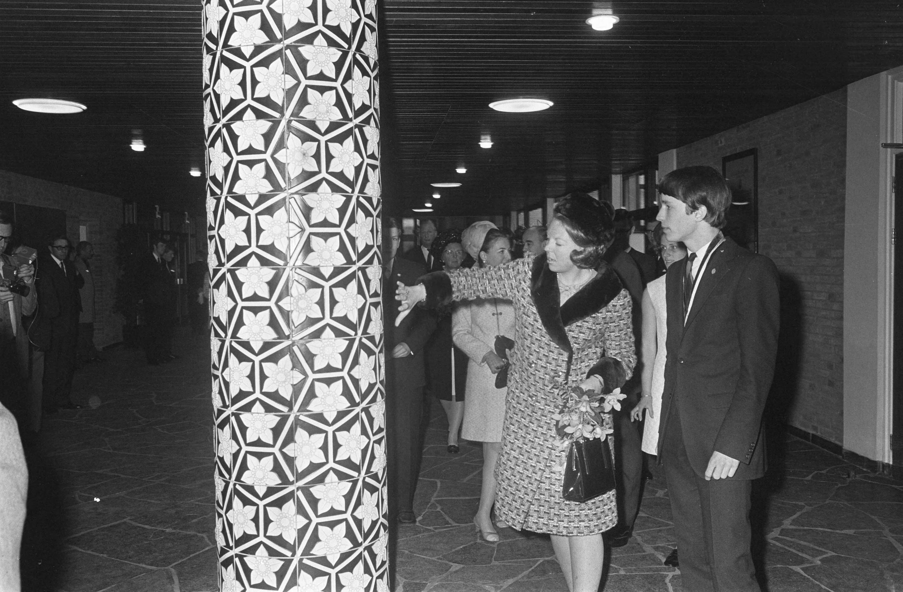 Fotocollectie Anefo — HM Juliana opent het nieuwe Baarns Lyceum te Baarn HKH Beatrix en Margriet waren ook aanwezig, leerlingen leiden Prinses Beatrix rond — Foto: Koch, Eric / Anefo. Licentie: Set B: Rechtenvrij / Publiek Domein. Bron: Nationaal Archief. http://hdl.handle.net/10648/ab640970-d0b4-102d-bcf8-003048976d84