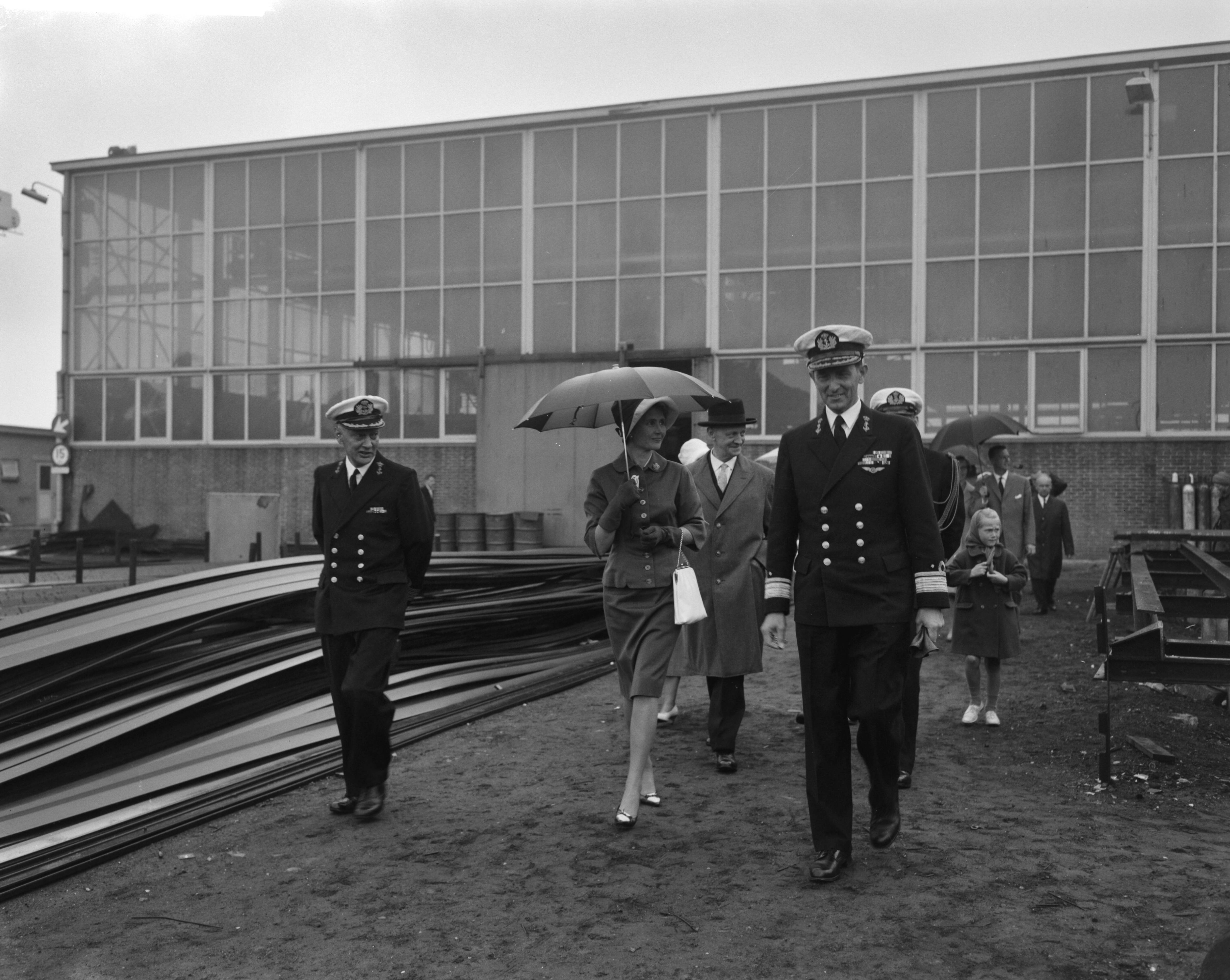 Fotocollectie Anefo — Tewaterlating te Zaandam van het Torpedo-inschietvaartuig "Van Bochove" van de Koninklijke Marine bij de Zaanlandse Scheepsbouwmaatschappij door de vrouw van de directeur van de bewapeningswerkplaats der Marine te Den Helder, mevr. Reiche-Van Aardenne. Dit vaartuig wordt genoemd naar wijlen luitenant-ter-zee der eerste klasse P.D. van Bochoven, in leven hoofd van het inschietbedrijf van de Kon. Marine, die gedurende de uitoefening van zijn functie tengevolge van een tragisch ongeval op 7 juli 1959 om het leven kwam — Foto: Bilsen, Joop van / Anefo. Licentie: Set B: Rechtenvrij / Publiek Domein. Bron: Nationaal Archief. http://hdl.handle.net/10648/aa112710-d0b4-102d-bcf8-003048976d84