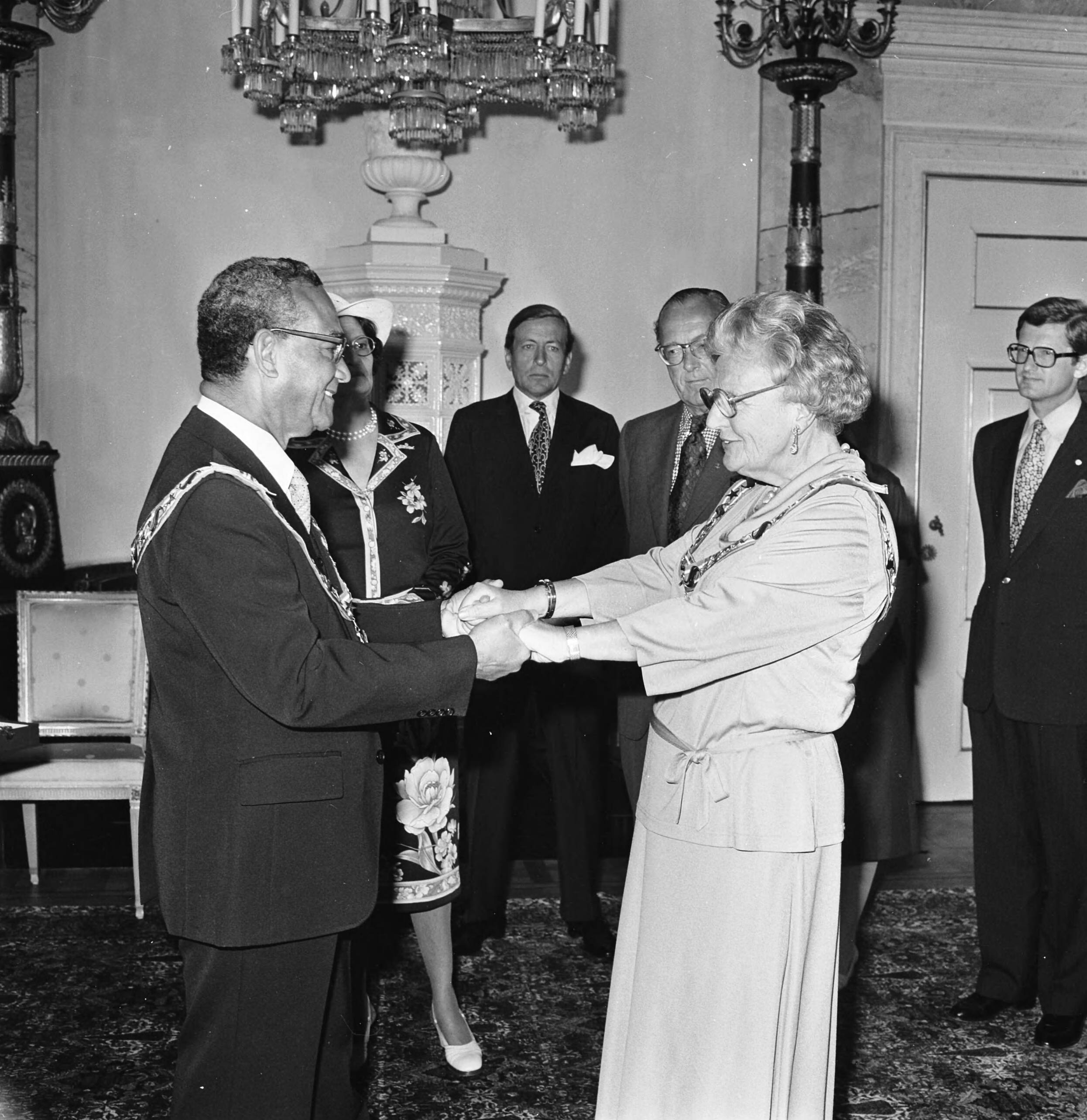Fotocollectie Anefo — Koningin Juliana ontvangt de Surinaamse president Johan Ferrier op Soestdijk en krijgt hoge Surinaamse onderscheiding; Hare Majesteit bedankt Ferrier — Foto: Croes, Rob C. / Anefo. Licentie: Set B: Rechtenvrij / Publiek Domein. Bron: Nationaal Archief. http://hdl.handle.net/10648/ac9d146c-d0b4-102d-bcf8-003048976d84