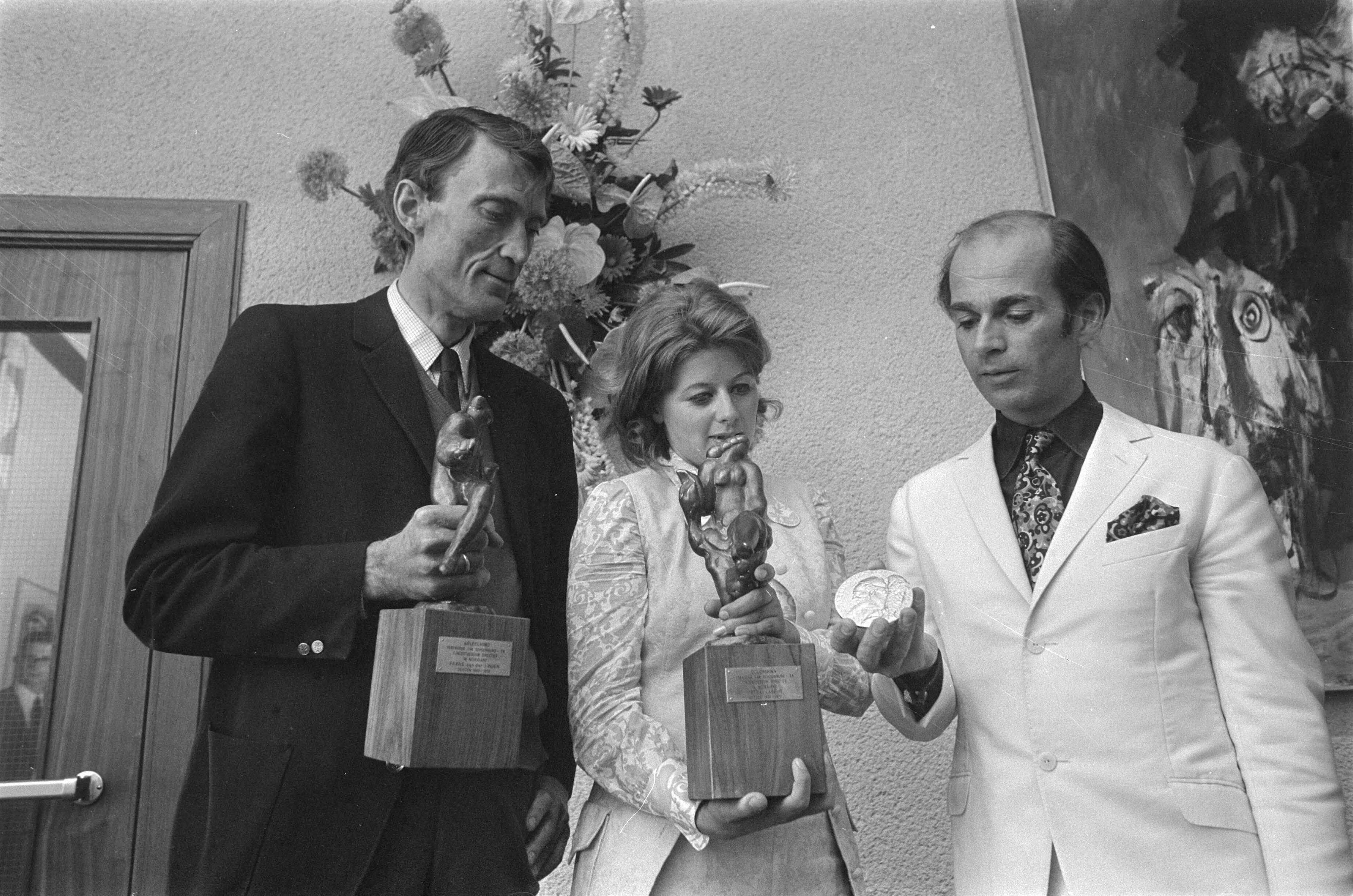 Fotocollectie Anefo — Jaarlijkse toneelprijzen uitgereikt in Stadsschouwburg, Breda — Foto: Verhoeff, Bert / Anefo. Licentie: Set B: Rechtenvrij / Publiek Domein. Bron: Nationaal Archief. http://hdl.handle.net/10648/ab98ac2a-d0b4-102d-bcf8-003048976d84