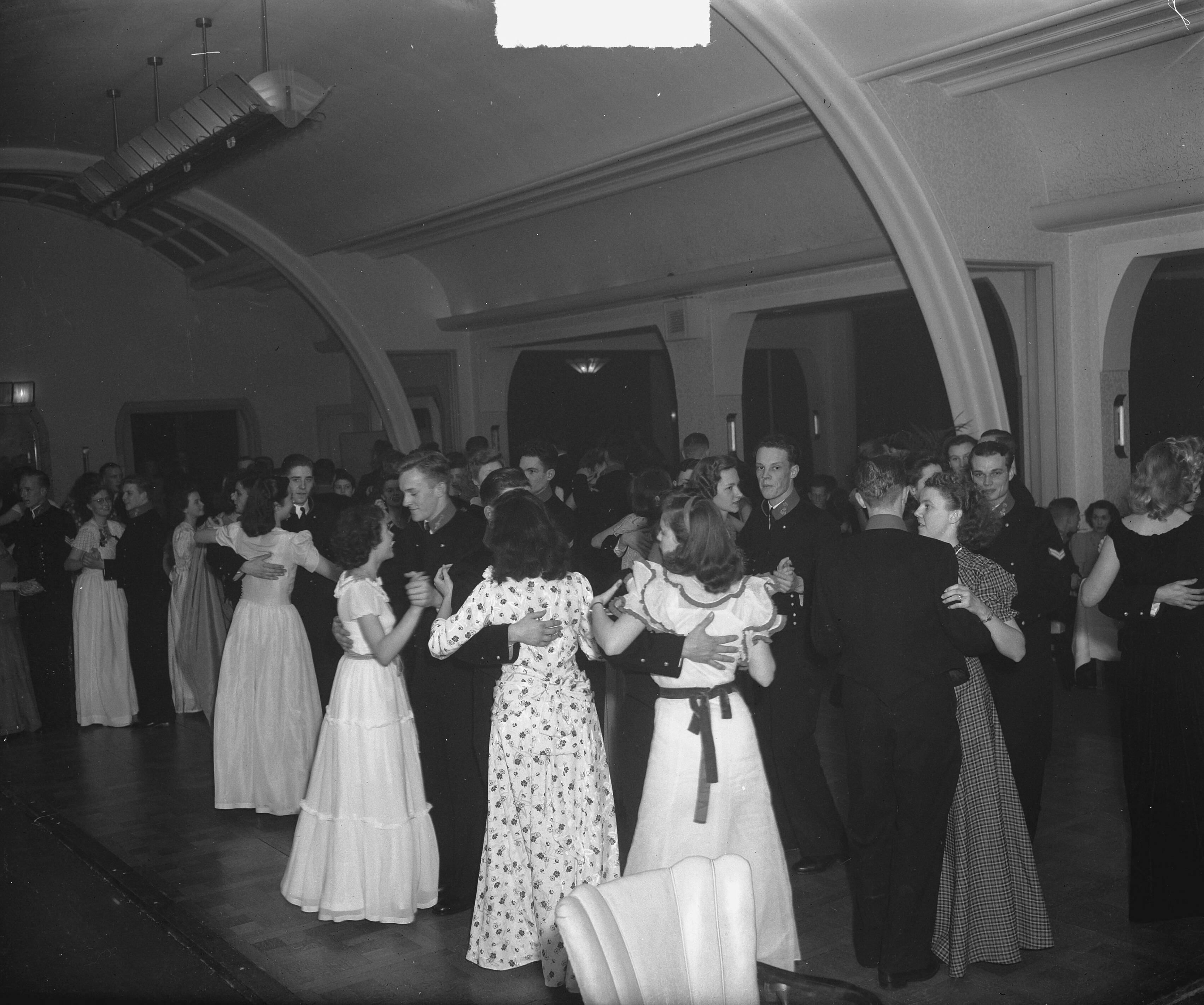 Fotocollectie Anefo — Bal adelborsten Kurhaus Scheveningen @ — Foto: Merk, Ben / Anefo. Licentie: Set B: Rechtenvrij / Publiek Domein. Bron: Nationaal Archief. http://hdl.handle.net/10648/a8c16fbe-d0b4-102d-bcf8-003048976d84