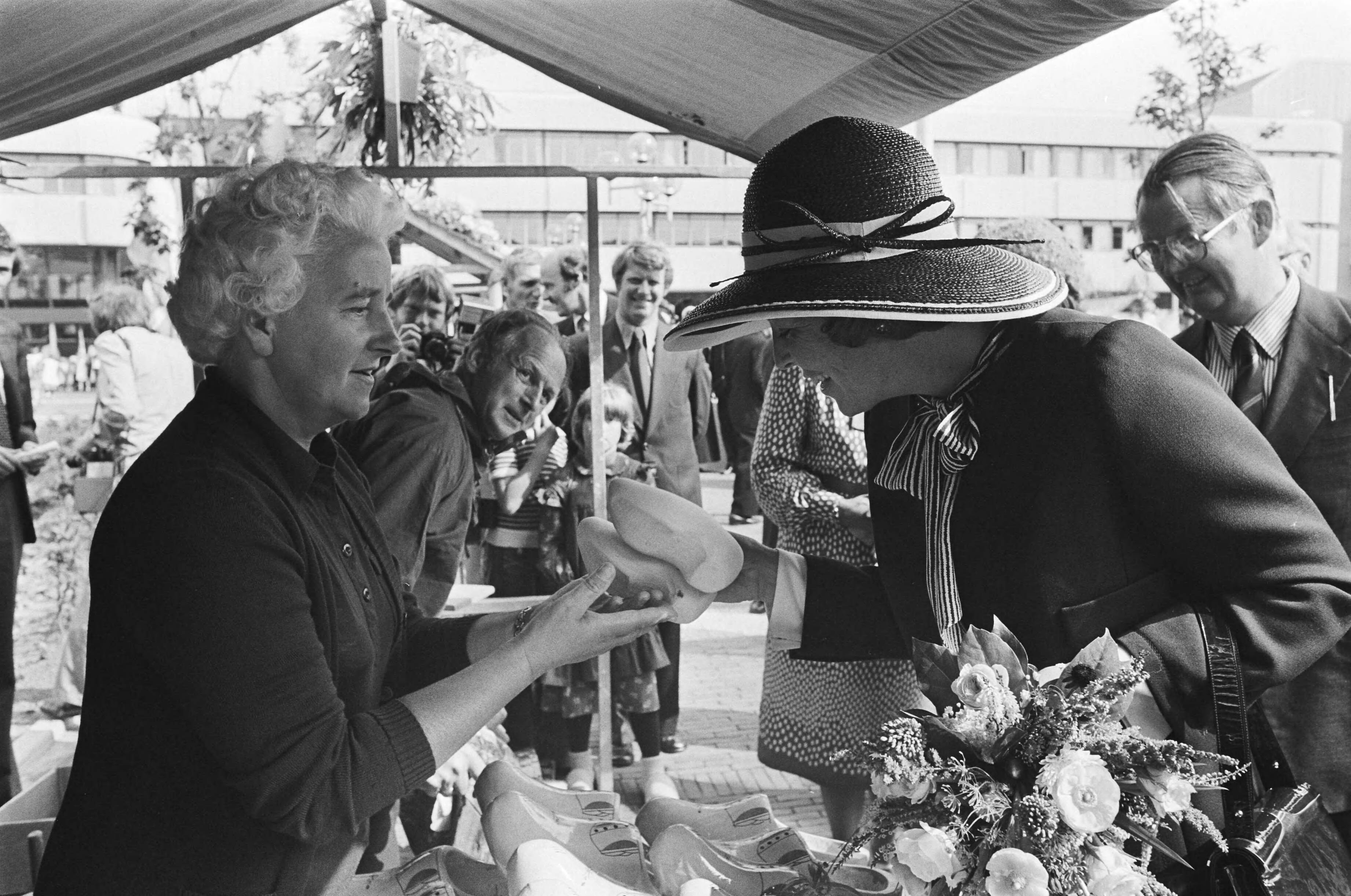 Fotocollectie Anefo — Prinses Beatrix in Ede voor opening gemeentehuis kijkt toe bij volksdansen — Foto: Verhoeff, Bert / Anefo. Licentie: Set B: Rechtenvrij / Publiek Domein. Bron: Nationaal Archief. http://hdl.handle.net/10648/aca195aa-d0b4-102d-bcf8-003048976d84