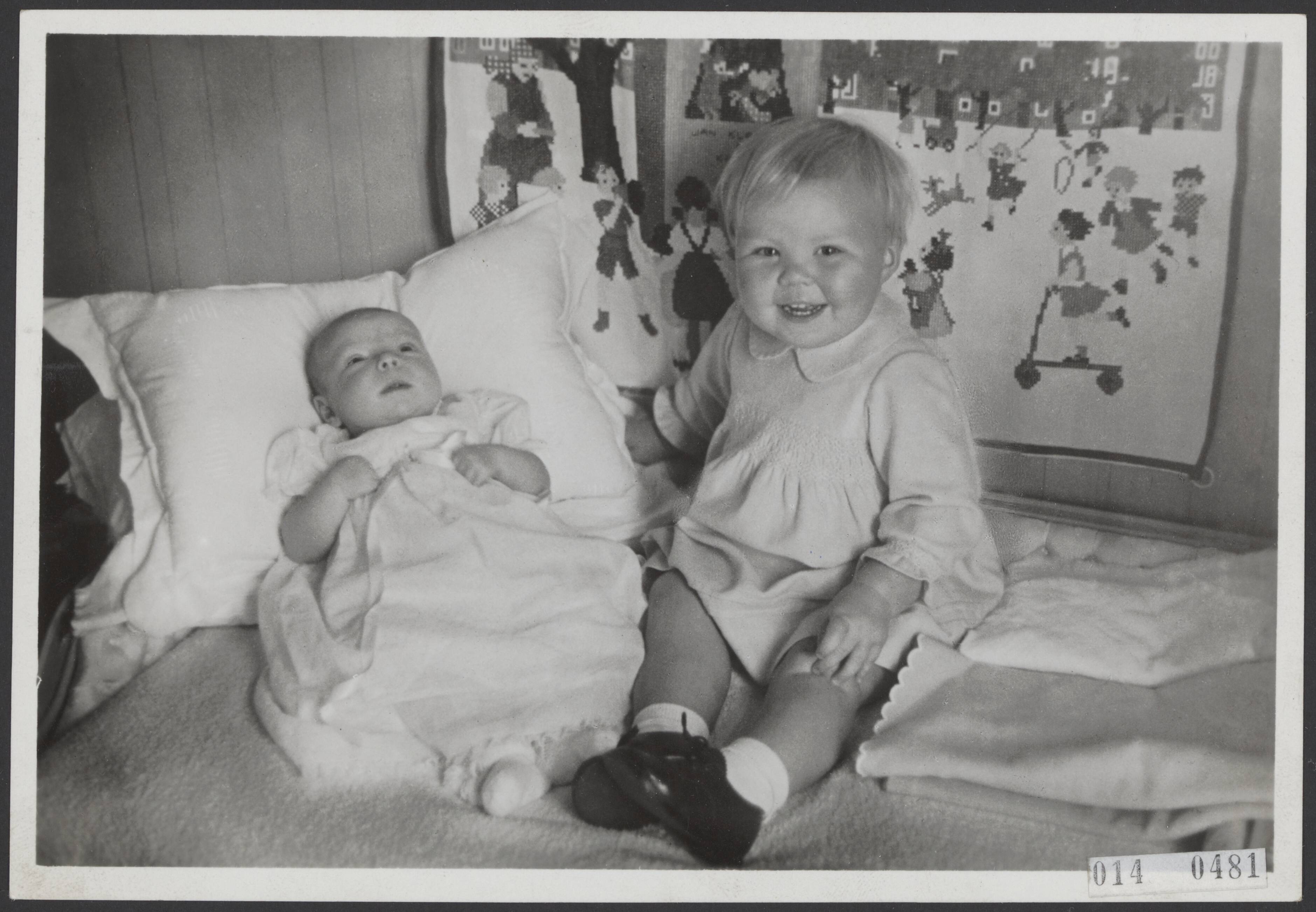 Fotocollectie Elsevier Binnenland — Prinses Irene (links) en prinses Beatrix — Foto: Ziegler, Franz. Licentie: Set B: Rechtenvrij / Publiek Domein. Bron: Nationaal Archief. http://hdl.handle.net/10648/adb0c4ac-d0b4-102d-bcf8-003048976d84