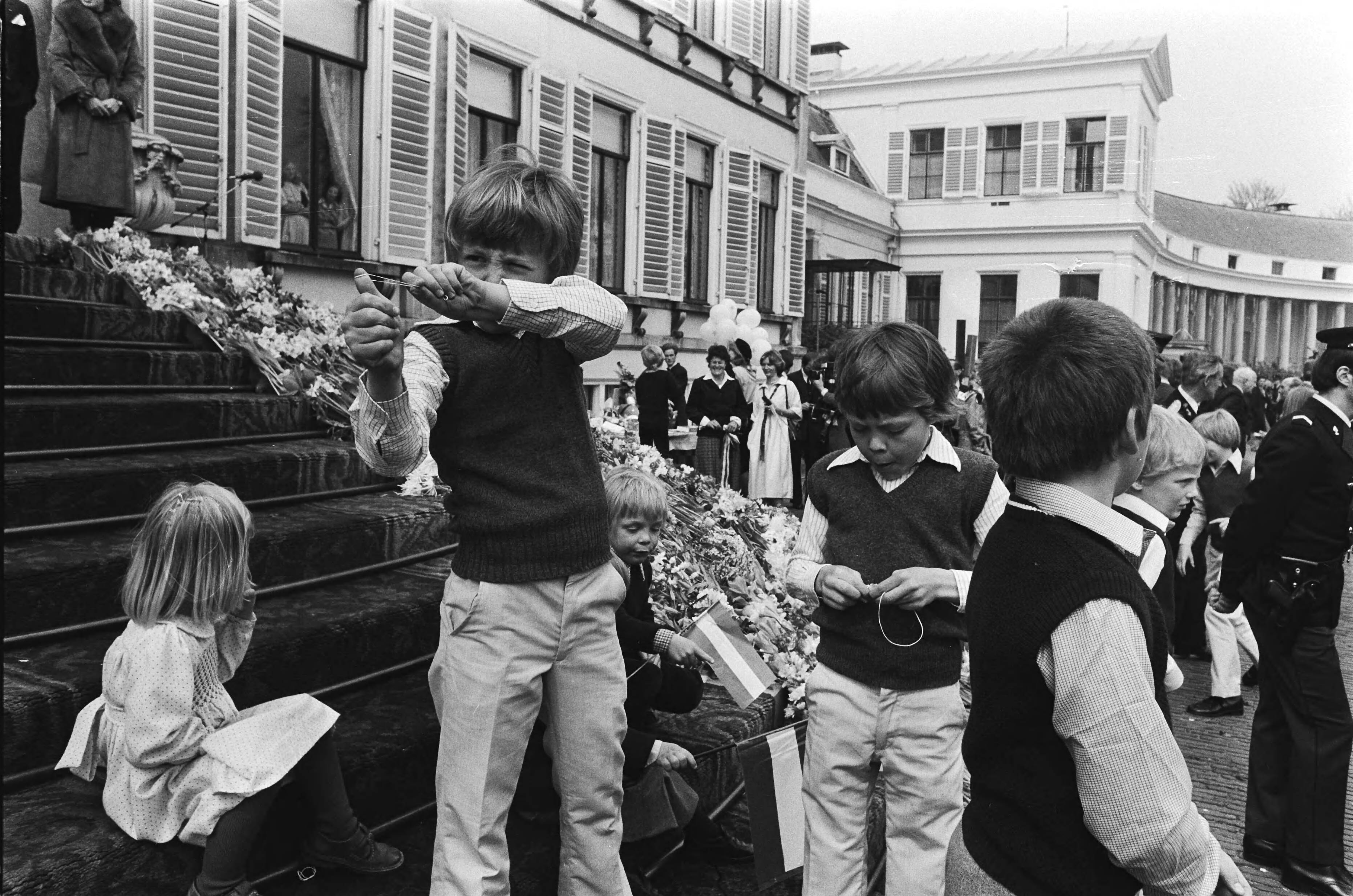 Fotocollectie Anefo — Defile Soestdijk 78 — Foto: Verhoeff, Bert / Anefo. Licentie: Set B: Rechtenvrij / Publiek Domein. Bron: Nationaal Archief. http://hdl.handle.net/10648/acb1afb2-d0b4-102d-bcf8-003048976d84