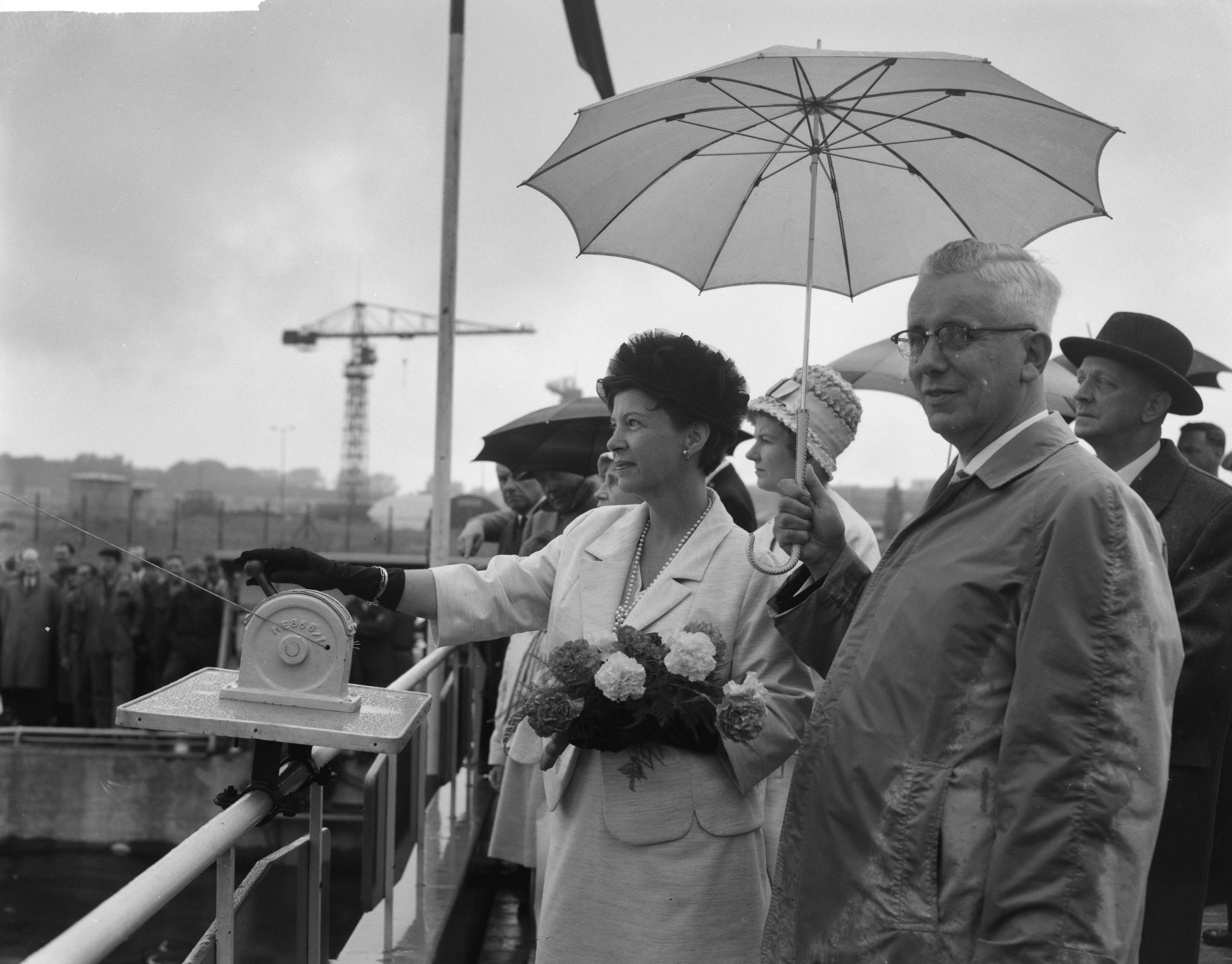 Fotocollectie Anefo — Tewaterlating te Zaandam van het Torpedo-inschietvaartuig "Van Bochove" van de Koninklijke Marine bij de Zaanlandse Scheepsbouwmaatschappij door de vrouw van de directeur van de bewapeningswerkplaats der Marine te Den Helder, mevr. Reiche-Van Aardenne. Dit vaartuig wordt genoemd naar wijlen luitenant-ter-zee der eerste klasse P.D. van Bochoven, in leven hoofd van het inschietbedrijf van de Kon. Marine, die gedurende de uitoefening van zijn functie tengevolge van een tragisch ongeval op 7 juli 1959 om het leven kwam — Foto: Bilsen, Joop van / Anefo. Licentie: Set B: Rechtenvrij / Publiek Domein. Bron: Nationaal Archief. http://hdl.handle.net/10648/aa1122ec-d0b4-102d-bcf8-003048976d84