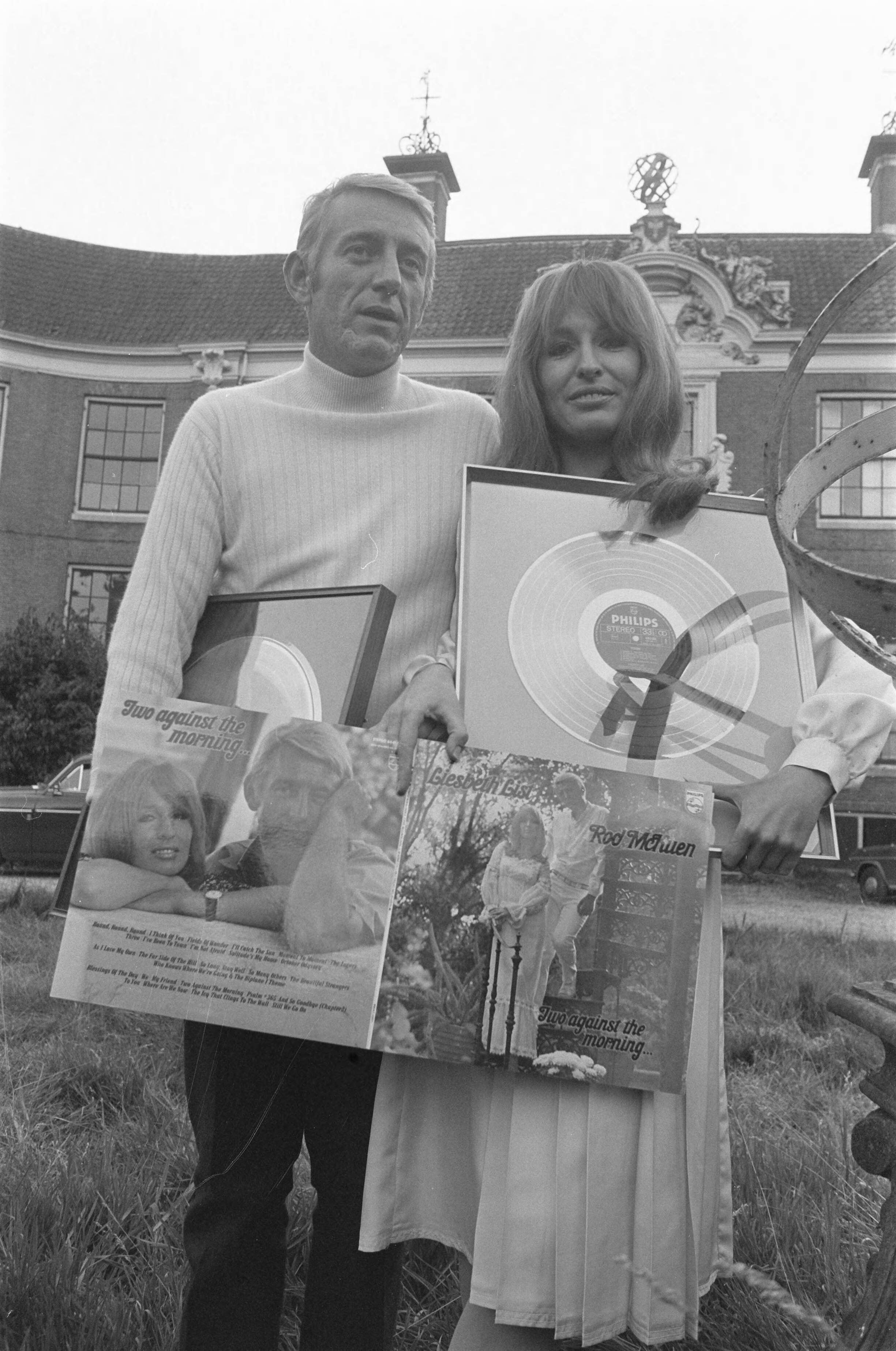 Fotocollectie Anefo — Liesbeth List en Rod McKuen presenteren LP Two against the morning in Kasteel Groeneveld te Baarn — Foto: Verhoeff, Bert / Anefo. Licentie: Set B: Rechtenvrij / Publiek Domein. Bron: Nationaal Archief. http://hdl.handle.net/10648/abf72908-d0b4-102d-bcf8-003048976d84