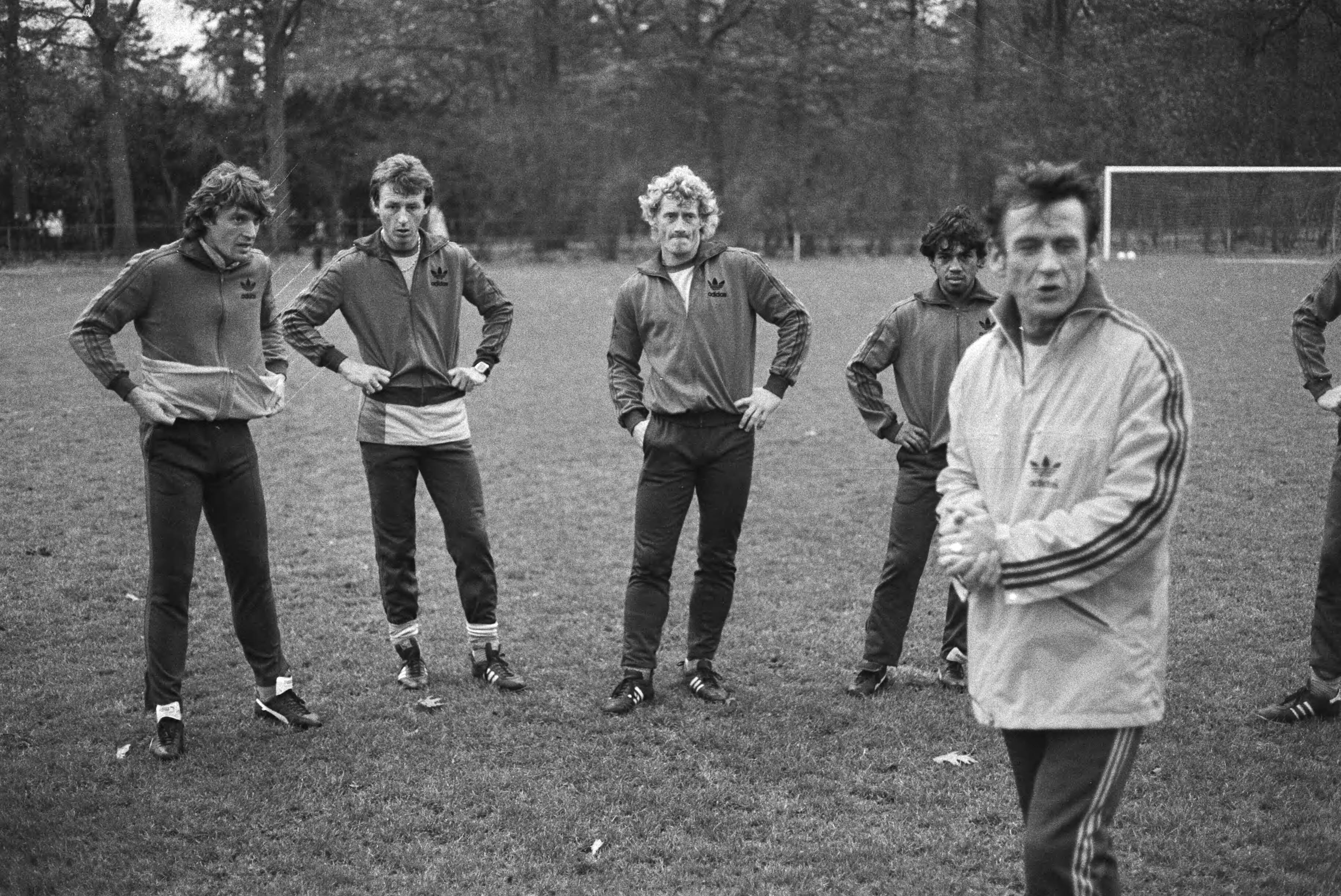 Fotocollectie Anefo — Training Nederlands elftal in Zeist i.v.m. voetbalinterland tegen Belgie a.s. woensdag, Krol, Hovenkamp, Kist, Tahamata, bondscoach Zwartkruis — Foto: Antonisse, Marcel / Anefo. Licentie: Set B: Rechtenvrij / Publiek Domein. Bron: Nationaal Archief. http://hdl.handle.net/10648/acedc75e-d0b4-102d-bcf8-003048976d84