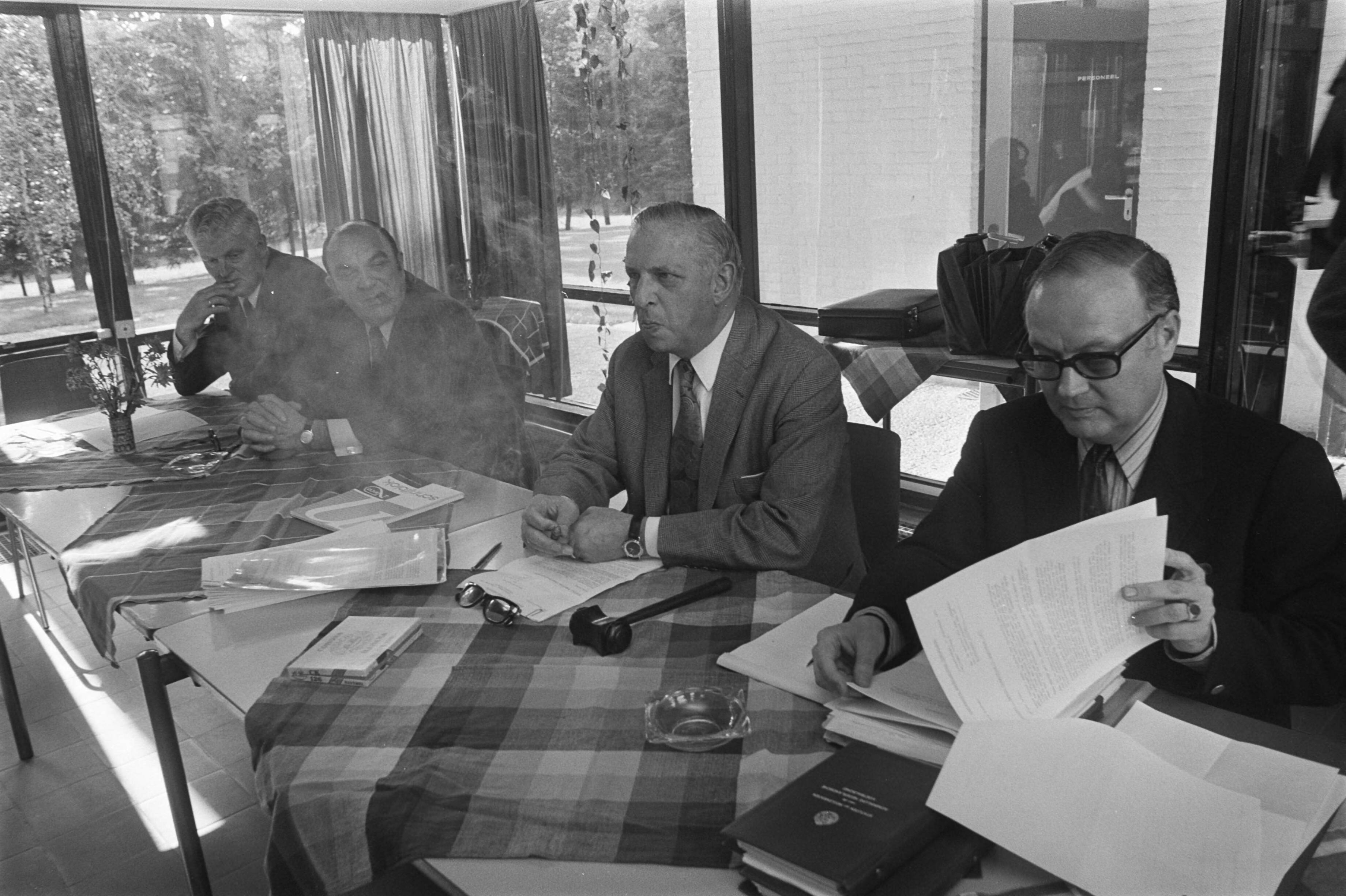 Fotocollectie Anefo — Vergadering Nederlands elftalselectie en KNVB te Zeist over financiele regeling — Foto: Verhoeff, Bert / Anefo. Licentie: Set B: Rechtenvrij / Publiek Domein. Bron: Nationaal Archief. http://hdl.handle.net/10648/abf655aa-d0b4-102d-bcf8-003048976d84