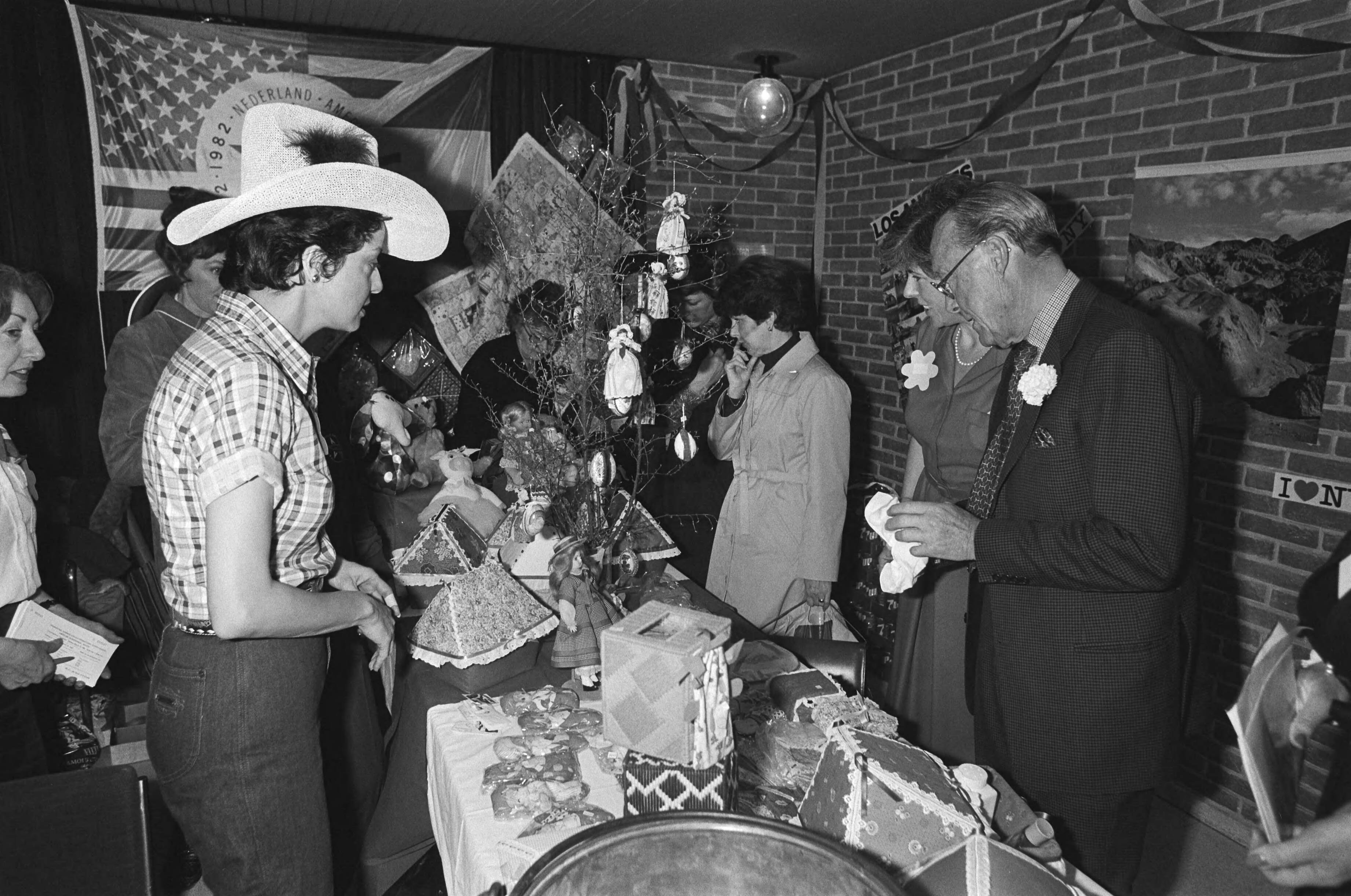 Fotocollectie Anefo — Prins Bernhard opent in Den Haag de int. "Charity Bazaar" georganiseerd door Int. Womens Contact The Hague . Bernhard op de Charity Bazaar — Foto: Croes, Rob C. / Anefo. Licentie: Set B: Rechtenvrij / Publiek Domein. Bron: Nationaal Archief. http://hdl.handle.net/10648/ad12afce-d0b4-102d-bcf8-003048976d84