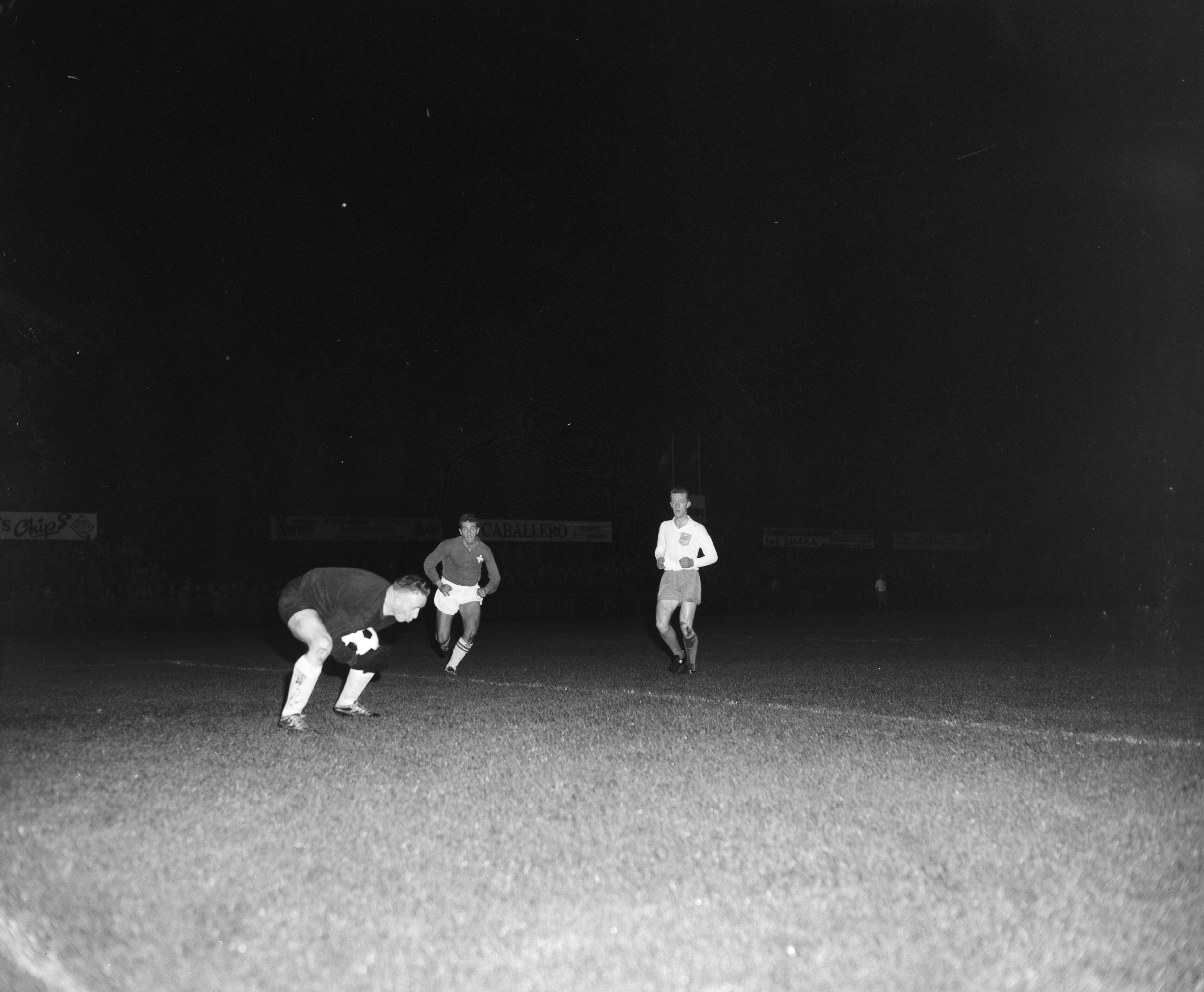 Fotocollectie Anefo — Voetbal. Nederland (zaterdagmiddagamateurs) tegen Zwitserland 4-3. Spelmoment [Zwitserse keeper Kunz, links Werner Decker (Zwitserland), rechts Koelewijn — Foto: Bilsen, Joop van / Anefo. Licentie: Set B: Rechtenvrij / Publiek Domein. Bron: Nationaal Archief. http://hdl.handle.net/10648/aa4802f8-d0b4-102d-bcf8-003048976d84