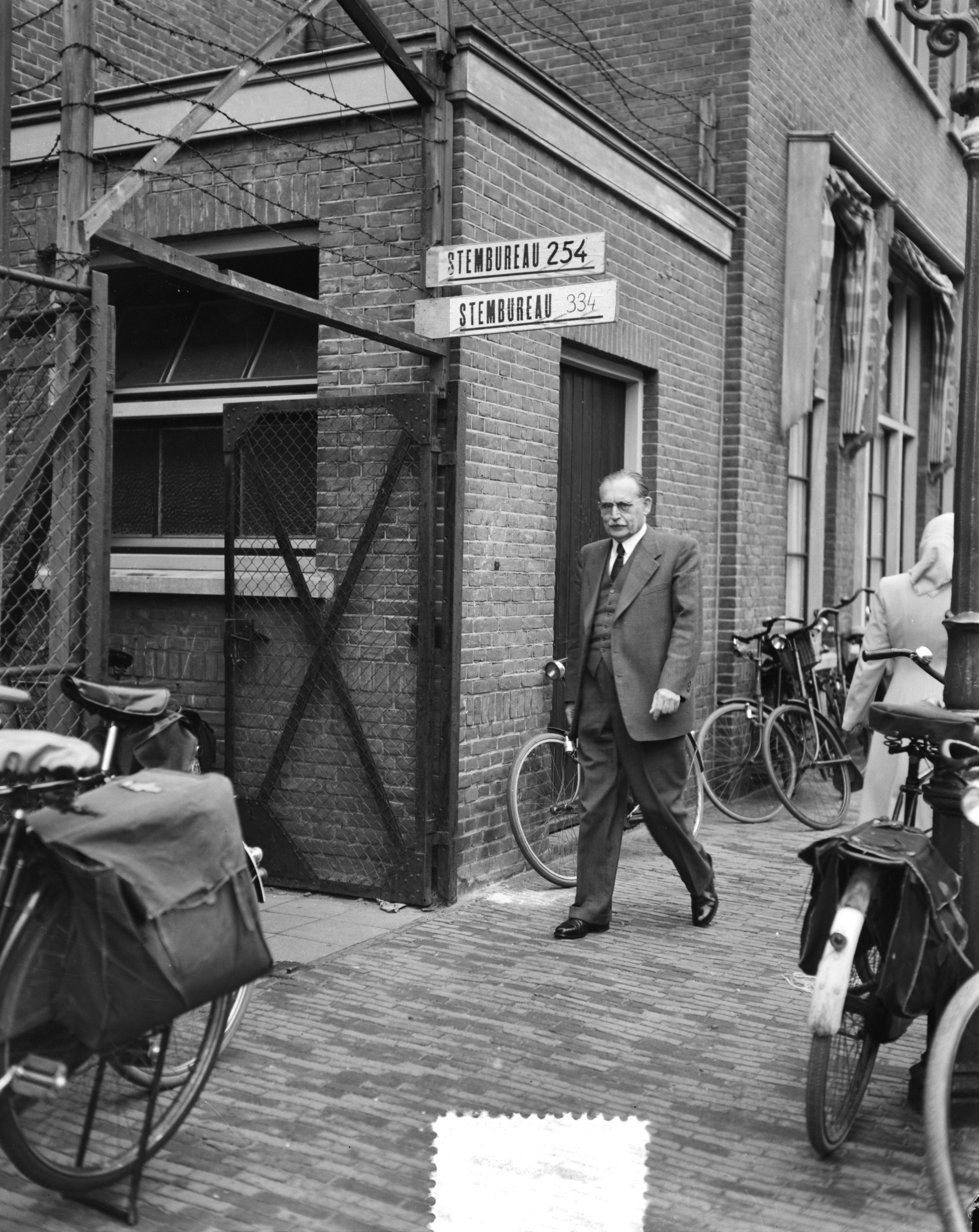 Gemeenteraadsverkiezingen 1953 — Stemmen voor gemeenteraden. Minister-president Dr. Drees op weg naar stembureau in de Beeklaan te Den Haag — Foto: Duinen, G.W. van / Anefo. Licentie: Set B: Rechtenvrij / Publiek Domein. Bron: Nationaal Archief. http://hdl.handle.net/10648/a90caa74-d0b4-102d-bcf8-003048976d84