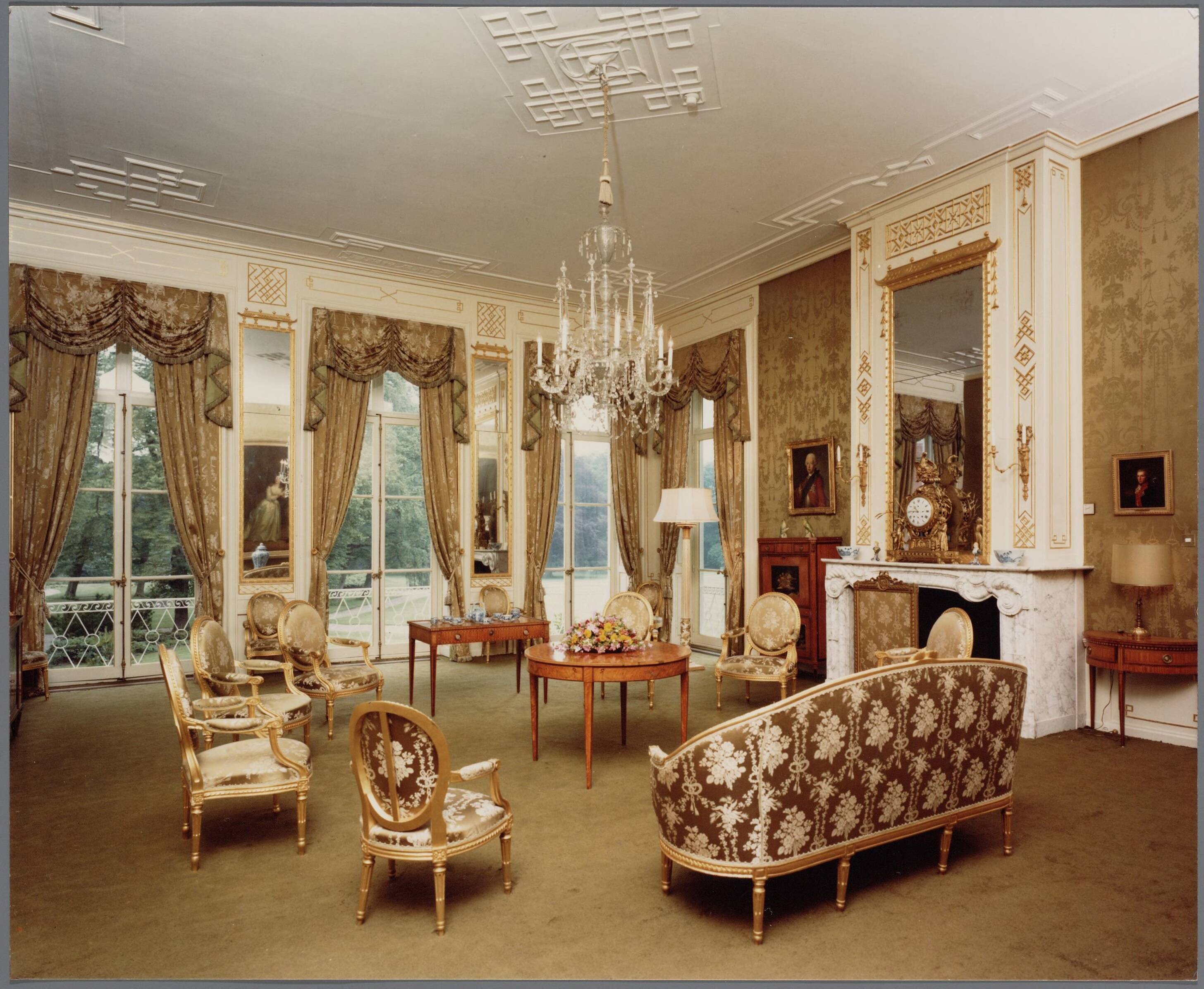 Paleis Huis ten Bosch te Den Haag — De Groene Salon, de ontvangkamer van Hare Majesteit de Koningin — Foto: Hofmeester, Bart / RVD. Licentie: Set B: Rechtenvrij / Publiek Domein. Bron: Nationaal Archief. http://hdl.handle.net/10648/afa8af2c-d0b4-102d-bcf8-003048976d84