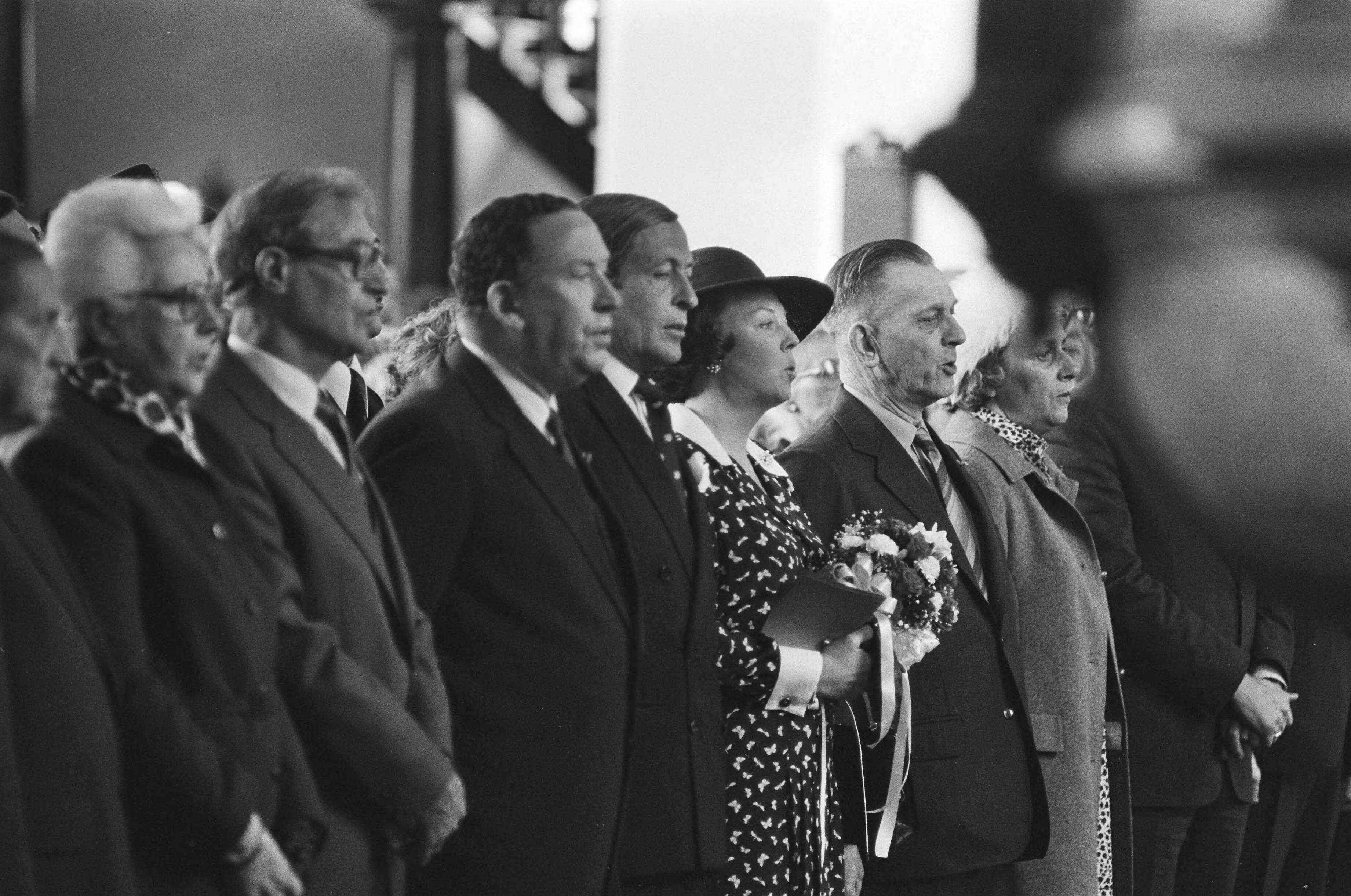 Fotocollectie Anefo — Prinses Beatrix en Prins Claus wonen in Leeuwarden herdenkingsbijeenkomst bij van 35 jarig bestaan van de Vereniging Friesland 1940-1945 — Foto: Suyk, Koen / Anefo. Licentie: Set B: Rechtenvrij / Publiek Domein. Bron: Nationaal Archief. http://hdl.handle.net/10648/acddef6e-d0b4-102d-bcf8-003048976d84