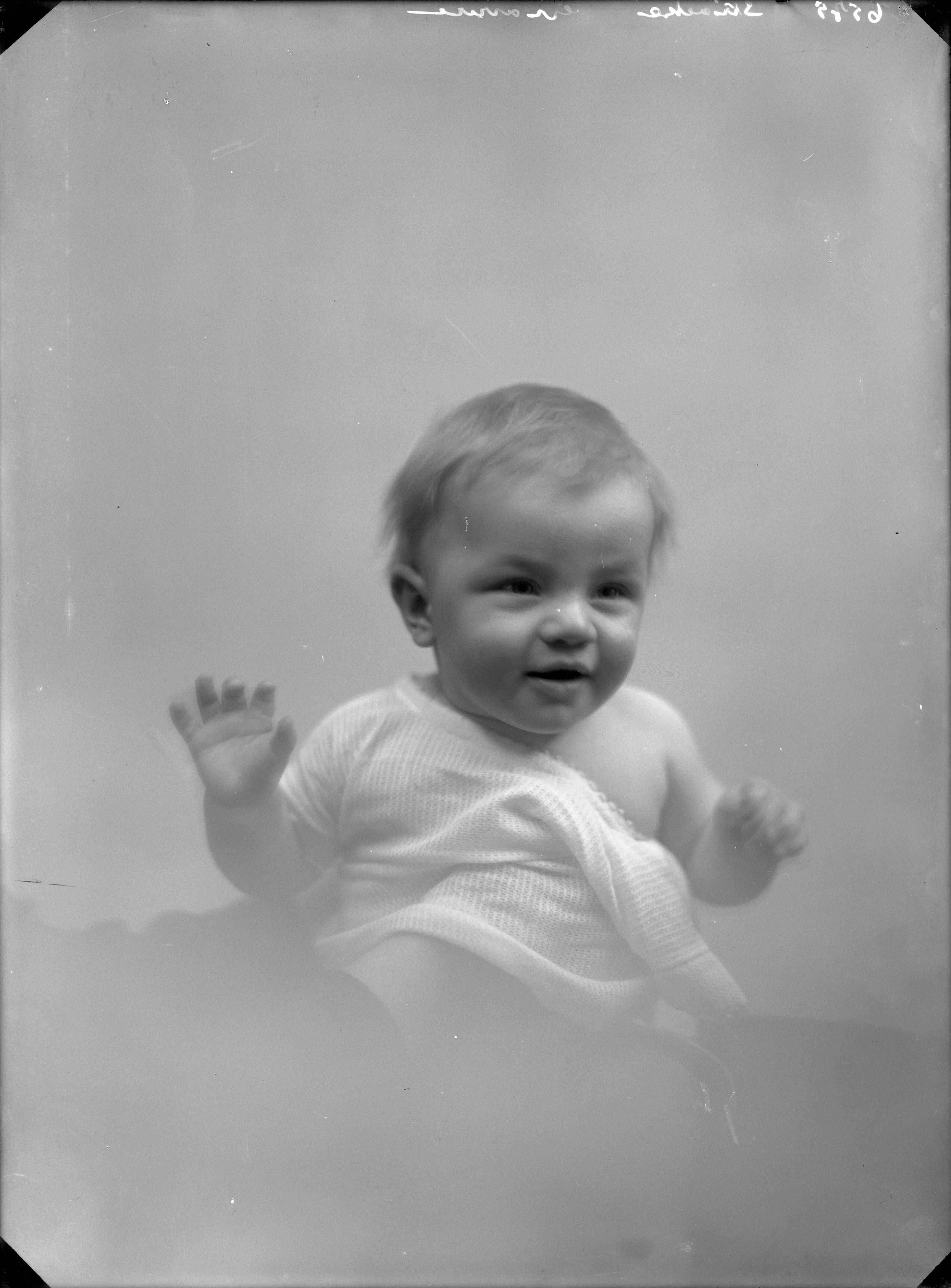 Portretten — Studio-opnames. Portret van een baby met een blote schouder in nevels. Haarlem, Nederland. 1918-1930.6579 Straeke (eerste drie letters niet heel duidelijk leesbaar) gravure — Foto: Berg, Th.C.J. van den / Spaarnestad Photo (05887). Licentie: Set B: Rechtenvrij / Publiek Domein. Bron: Nationaal Archief. http://hdl.handle.net/10648/35429da7-c775-a382-e063-6df0900a6686