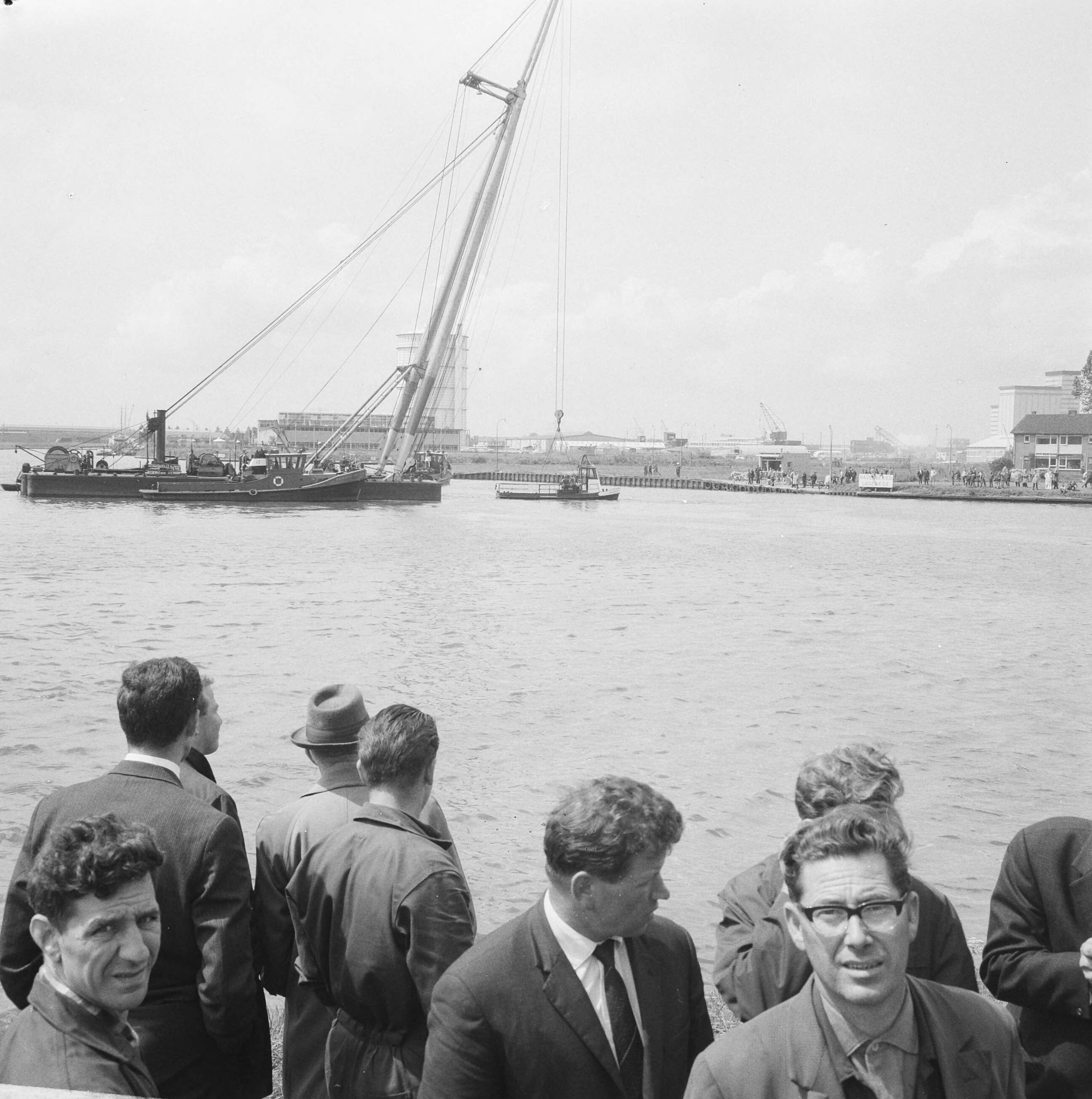 Fotocollectie Anefo — Pontje overvaren bij Demka-brug te Utrecht, de plaats waar ongeluk gebeurde pontje opgetakeld — Foto: Evers, Joost / Anefo. Licentie: Set B: Rechtenvrij / Publiek Domein. Bron: Nationaal Archief. http://hdl.handle.net/10648/aaf226e8-d0b4-102d-bcf8-003048976d84