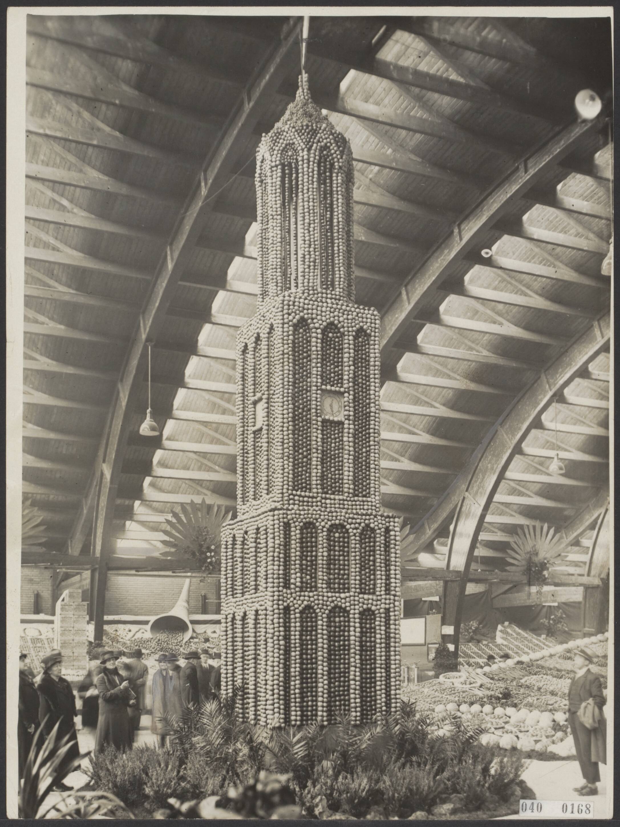 Fotocollectie Elsevier Binnenland — Groente en Fruittentoonstelling te Utrecht. Domtoren gemaakt van appels — Foto: N.V. Vereenigde Fotobureaux. Licentie: Set B: Rechtenvrij / Publiek Domein. Bron: Nationaal Archief. http://hdl.handle.net/10648/adf3d684-d0b4-102d-bcf8-003048976d84