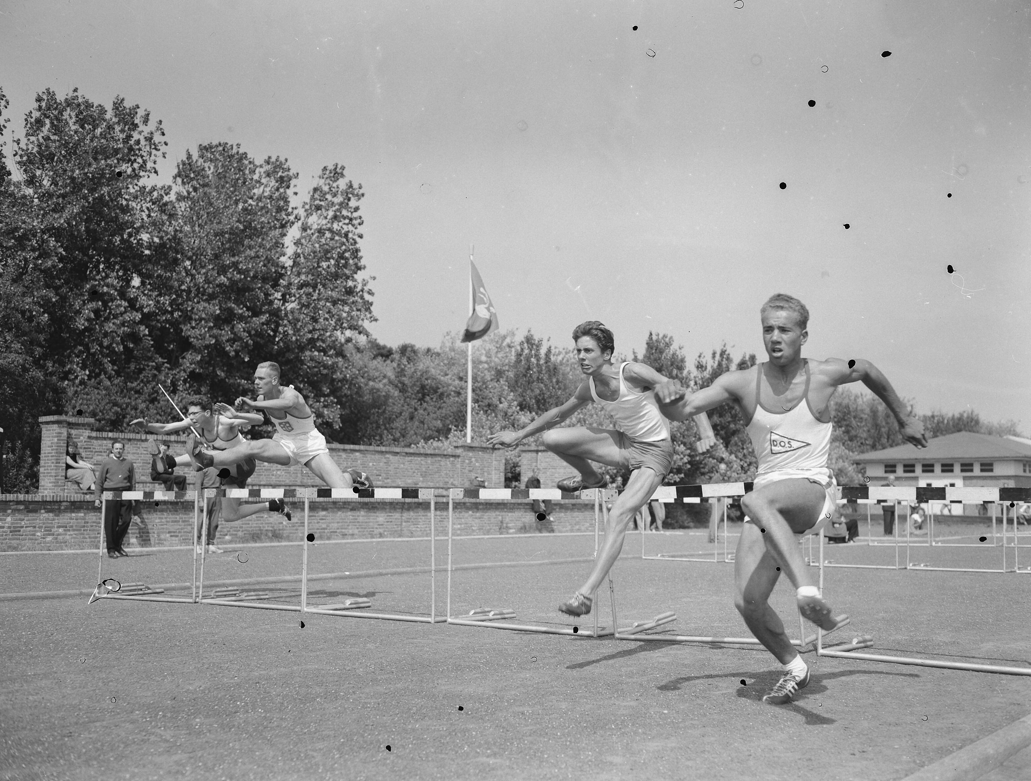 Fotocollectie Anefo — Nederlandse Jeugd Atletiekkampioenschappen te Den Haag. Finsh 110 meter horden jongens — Foto: Pot, Harry / Anefo. Licentie: Set B: Rechtenvrij / Publiek Domein. Bron: Nationaal Archief. http://hdl.handle.net/10648/a9387e38-d0b4-102d-bcf8-003048976d84