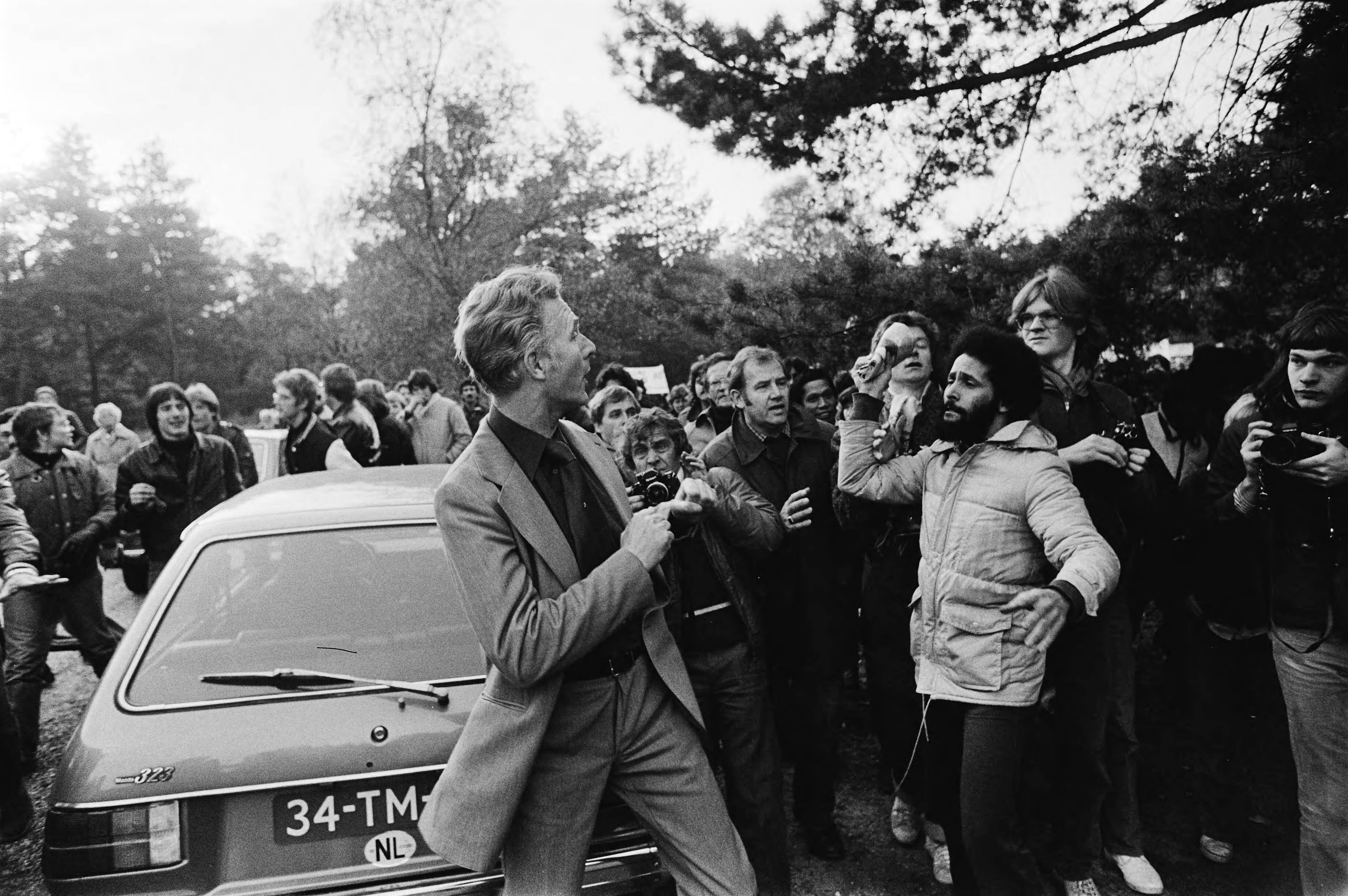 Manifestatie in de bossen van Soestduinen tegen het neofascisme — Een handgemeen met Joop Glimmerveen, leider van de Volksunie — Foto: Suyk, Koen / Anefo. Licentie: Set B: Rechtenvrij / Publiek Domein. Bron: Nationaal Archief. http://hdl.handle.net/10648/acd3a9b4-d0b4-102d-bcf8-003048976d84