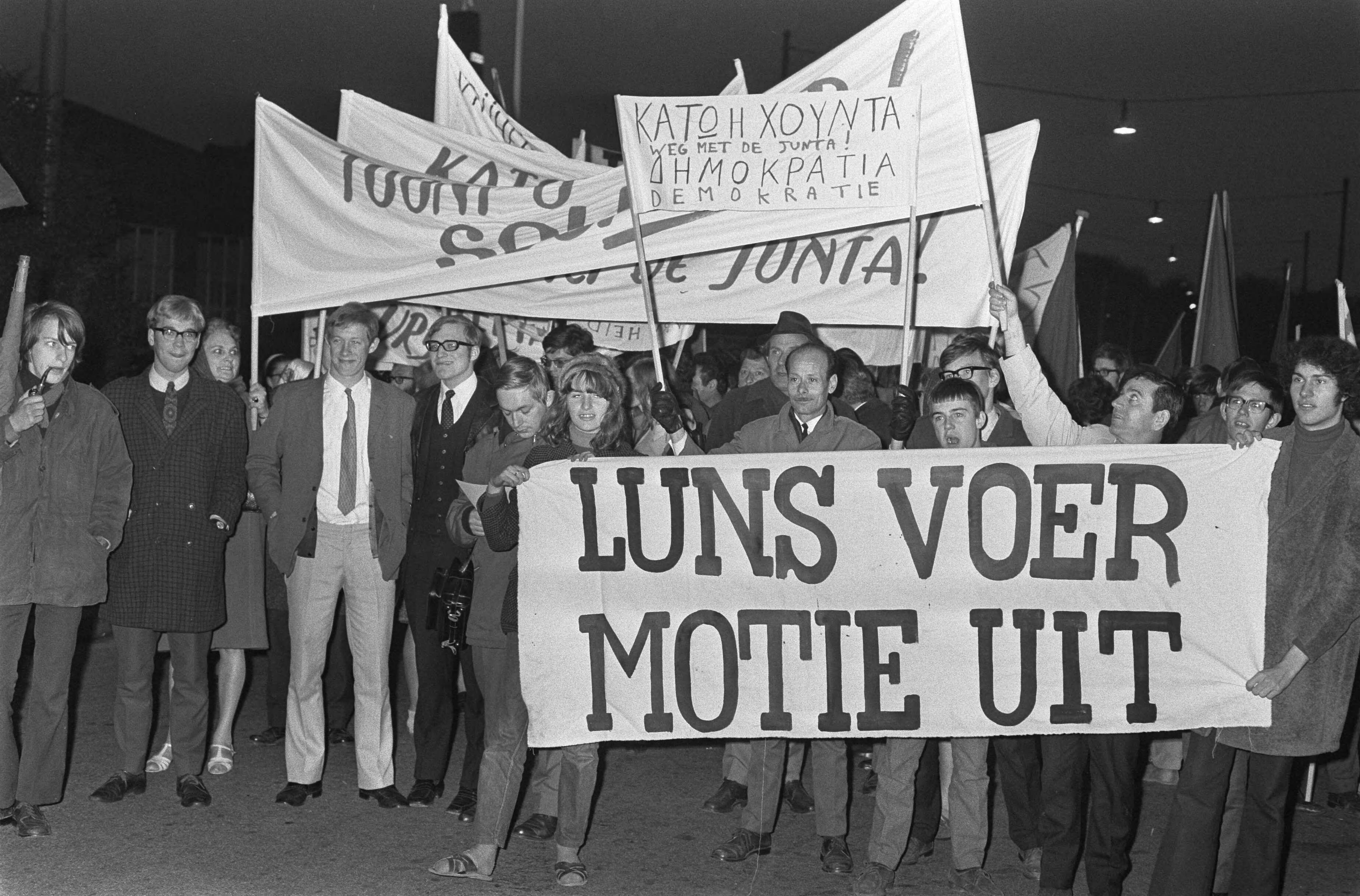 Fotocollectie Anefo — Demonstratie van plusminus 500 jongeren tegen bewind in Griekenland te Den Haag met politie te paard — Foto: Verhoeff, Bert / Anefo. Licentie: Set B: Rechtenvrij / Publiek Domein. Bron: Nationaal Archief. http://hdl.handle.net/10648/ab661dbe-d0b4-102d-bcf8-003048976d84