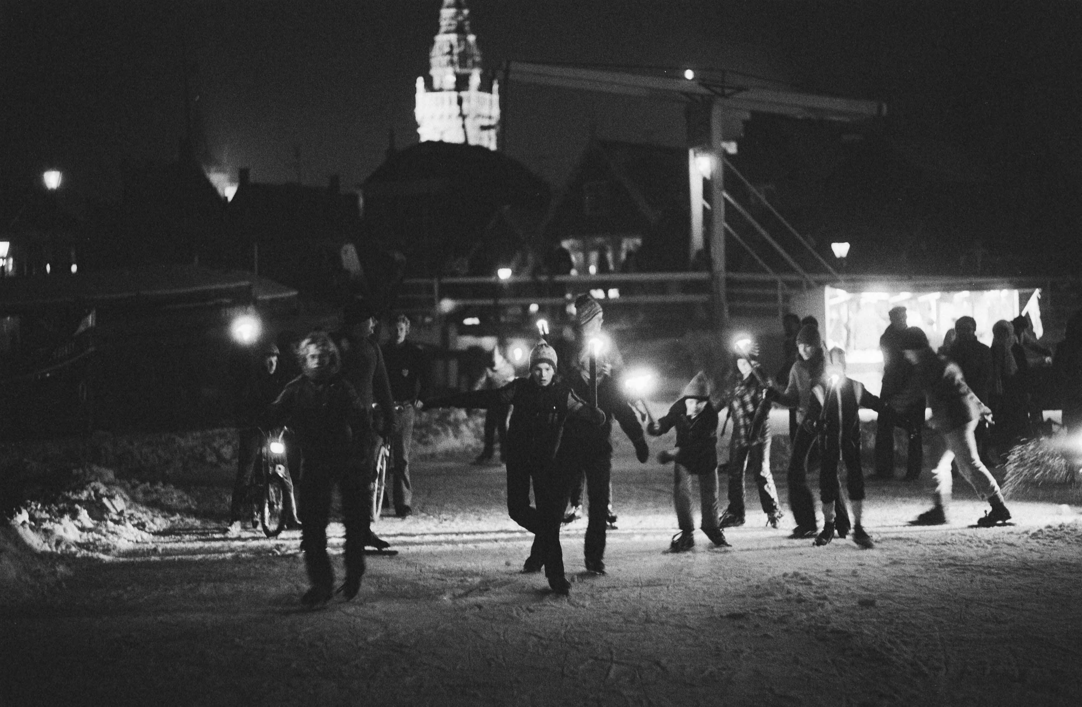 Fotocollectie Anefo — Schaatsfakkeltocht in Monnickendam — Foto: Suyk, Koen / Anefo. Licentie: Set B: Rechtenvrij / Publiek Domein. Bron: Nationaal Archief. http://hdl.handle.net/10648/acc32986-d0b4-102d-bcf8-003048976d84