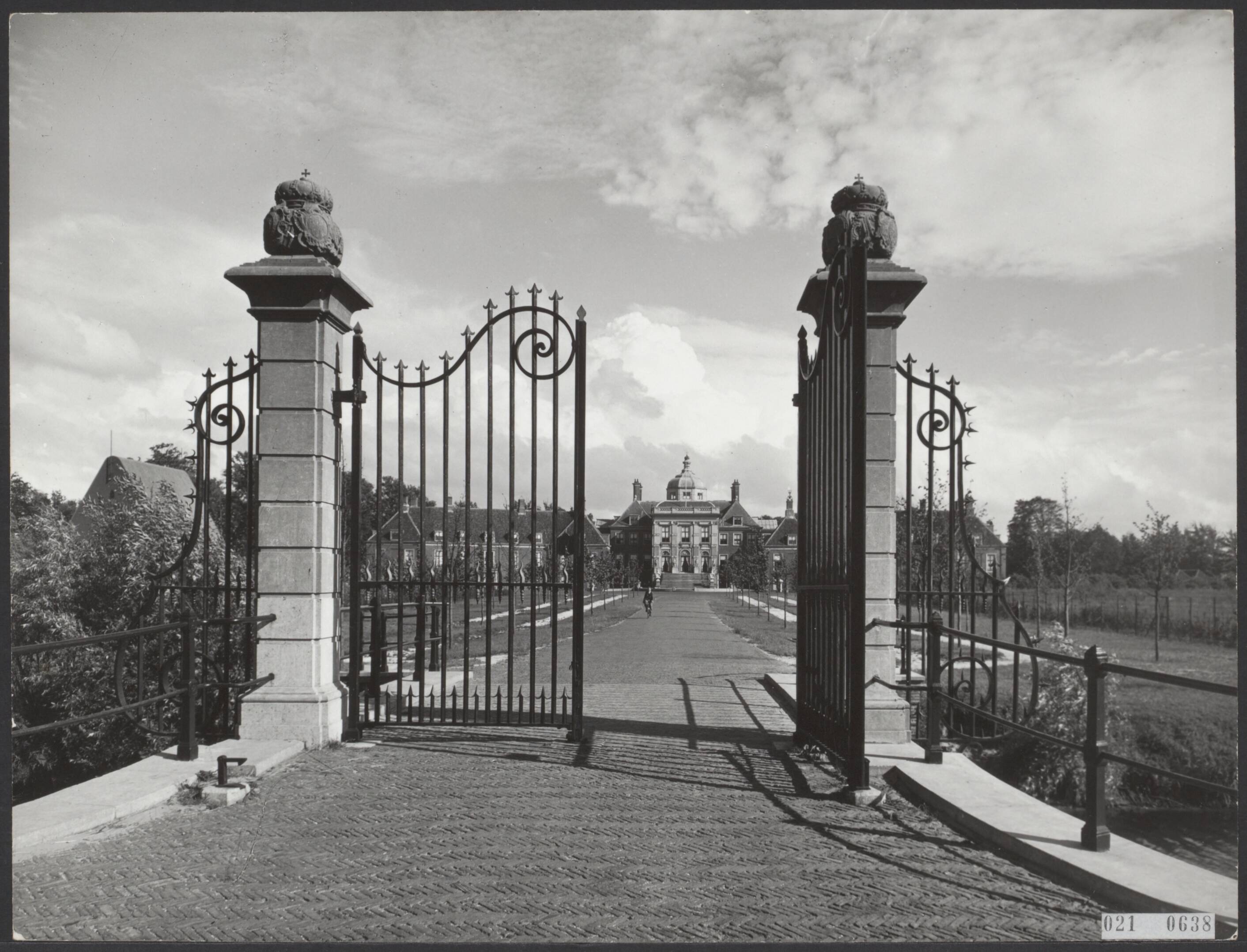 Fotocollectie Elsevier Binnenland — Toegangspoort van Paleis Huis ten Bosch te Den Haag — Foto: Gemeente Den Haag. Licentie: Set B: Rechtenvrij / Publiek Domein. Bron: Nationaal Archief. http://hdl.handle.net/10648/adcfb3f8-d0b4-102d-bcf8-003048976d84