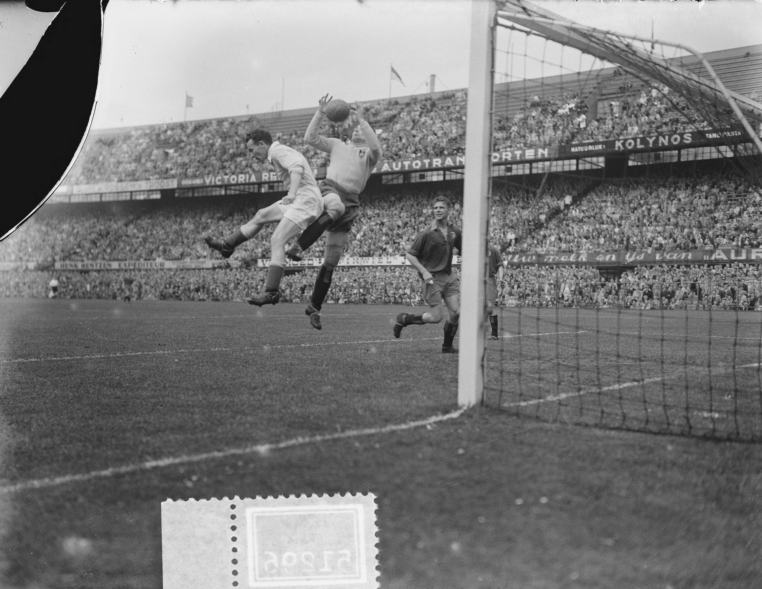 Fotocollectie Anefo — Voetbal. Hermes DVS tegen Haarlem 2-1. Spelmoment — Foto: Pot, Harry / Anefo. Licentie: Set B: Rechtenvrij / Publiek Domein. Bron: Nationaal Archief. http://hdl.handle.net/10648/a8fa587e-d0b4-102d-bcf8-003048976d84