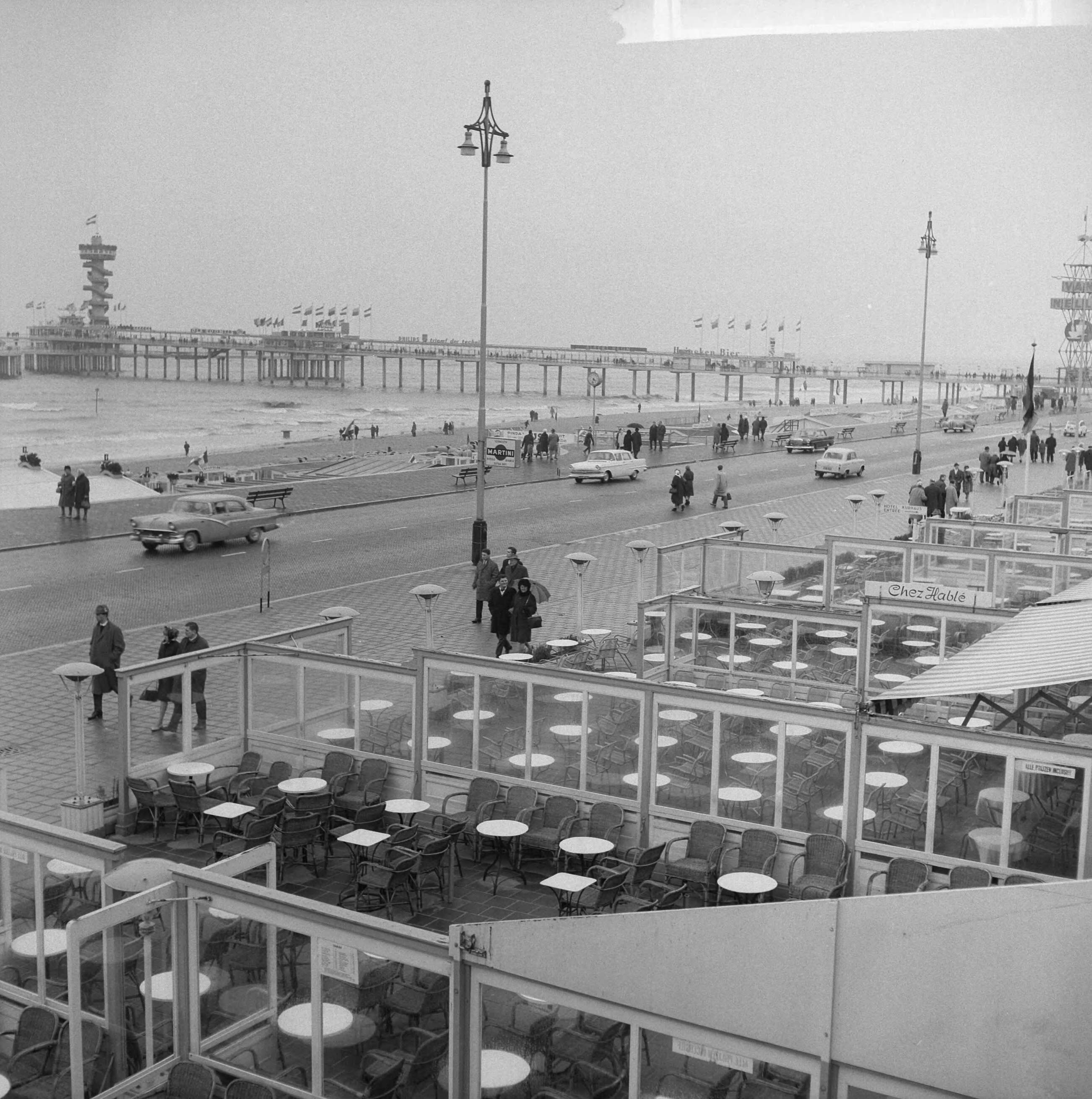 Fotocollectie Anefo — Slecht weer met Paasdagen, de Boulevard op Scheveningen — Foto: Smulders, Jean / Anefo. Licentie: Set B: Rechtenvrij / Publiek Domein. Bron: Nationaal Archief. http://hdl.handle.net/10648/aa61e010-d0b4-102d-bcf8-003048976d84