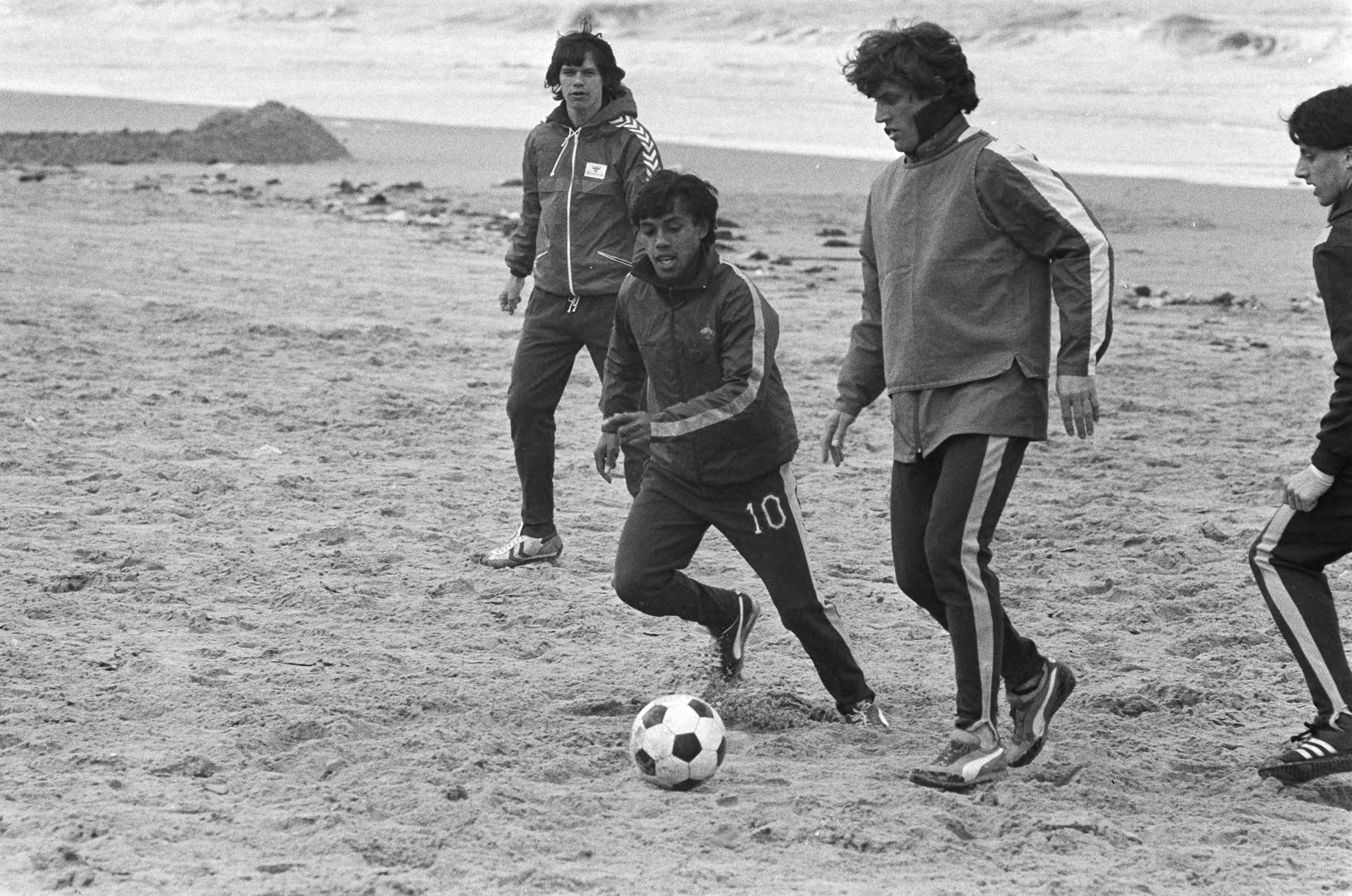Fotocollectie Anefo — Training Ajax op Wassenaarse strand i.v.m. Europa Cup wedstrijd tegen Nottingham Forest ; Simon Tahamata (links) en Ruud Krol. Links achter hen Frank Arnesen — Foto: Suyk, Koen / Anefo. Licentie: Set B: Rechtenvrij / Publiek Domein. Bron: Nationaal Archief. http://hdl.handle.net/10648/acdeab5c-d0b4-102d-bcf8-003048976d84