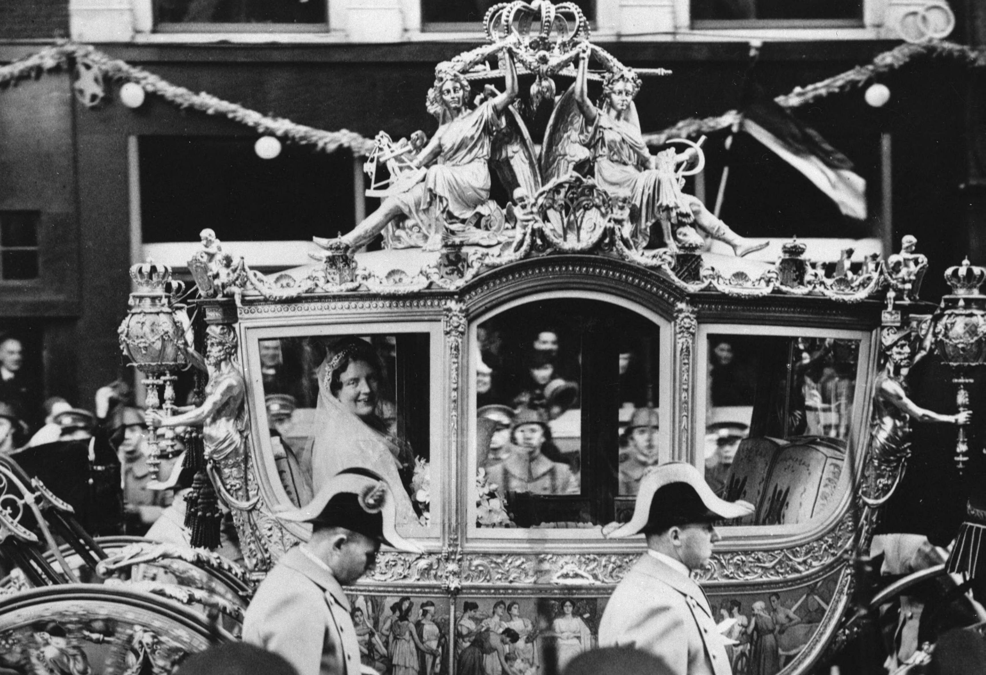Fotocollectie RVD / Koninklijk Huis — Huwelijk: Prinses Juliana in Gouden Koets in Den Haag, donderdag 7 januari 1937 — Foto: Onbekend / RVD. Licentie: Set B: Rechtenvrij / Publiek Domein. Bron: Nationaal Archief. http://hdl.handle.net/10648/afb5e2f0-d0b4-102d-bcf8-003048976d84