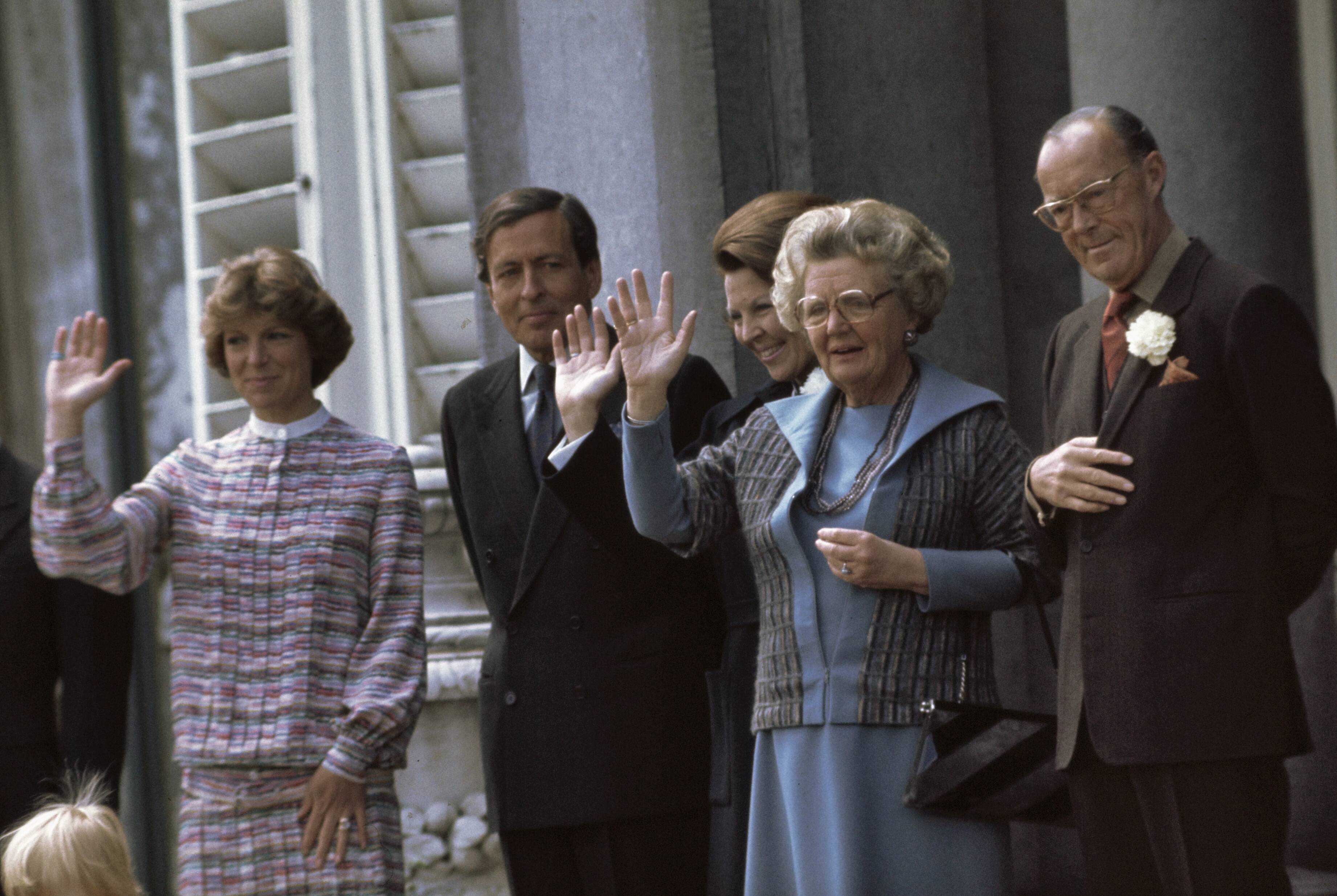 Defilé Soestdijk 1976 — Defile Soestdijk 1976; deel van de Koninklijke Familie en defilerenden, zwaaiend — Foto: Mieremet, Rob / Anefo. Licentie: Set B: Rechtenvrij / Publiek Domein. Bron: Nationaal Archief. http://hdl.handle.net/10648/ad940f6a-d0b4-102d-bcf8-003048976d84