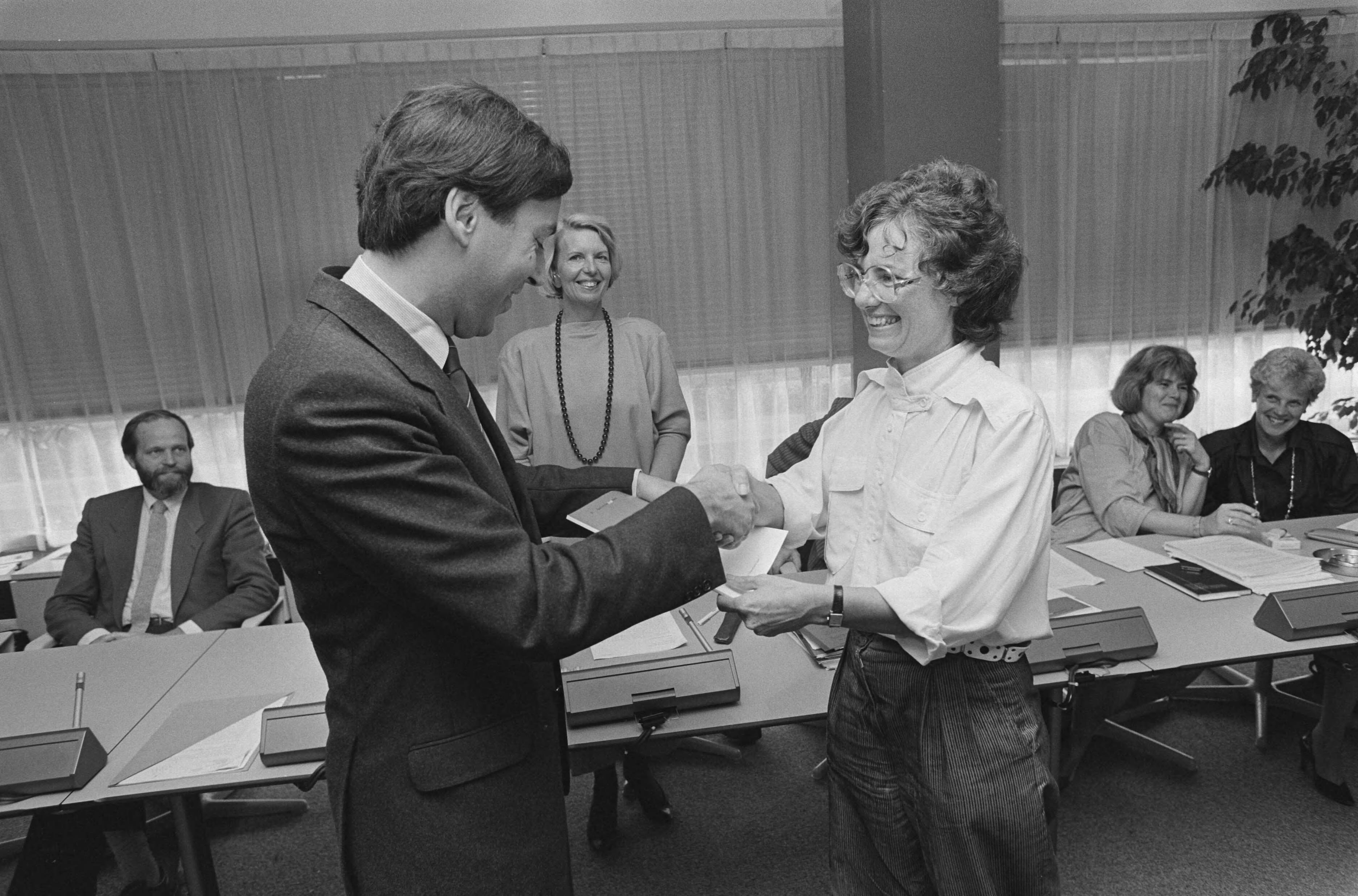 Fotocollectie Anefo — Minister Brinkman installeert mevr. M. M. van der Brink tot voorzitter Raad voor Jeugdbeleid in Den Haag (tevens opdracht); mevr. van der Brink en minister — Foto: Bogaerts, Rob / Anefo. Licentie: Set B: Rechtenvrij / Publiek Domein. Bron: Nationaal Archief. http://hdl.handle.net/10648/ad58430e-d0b4-102d-bcf8-003048976d84