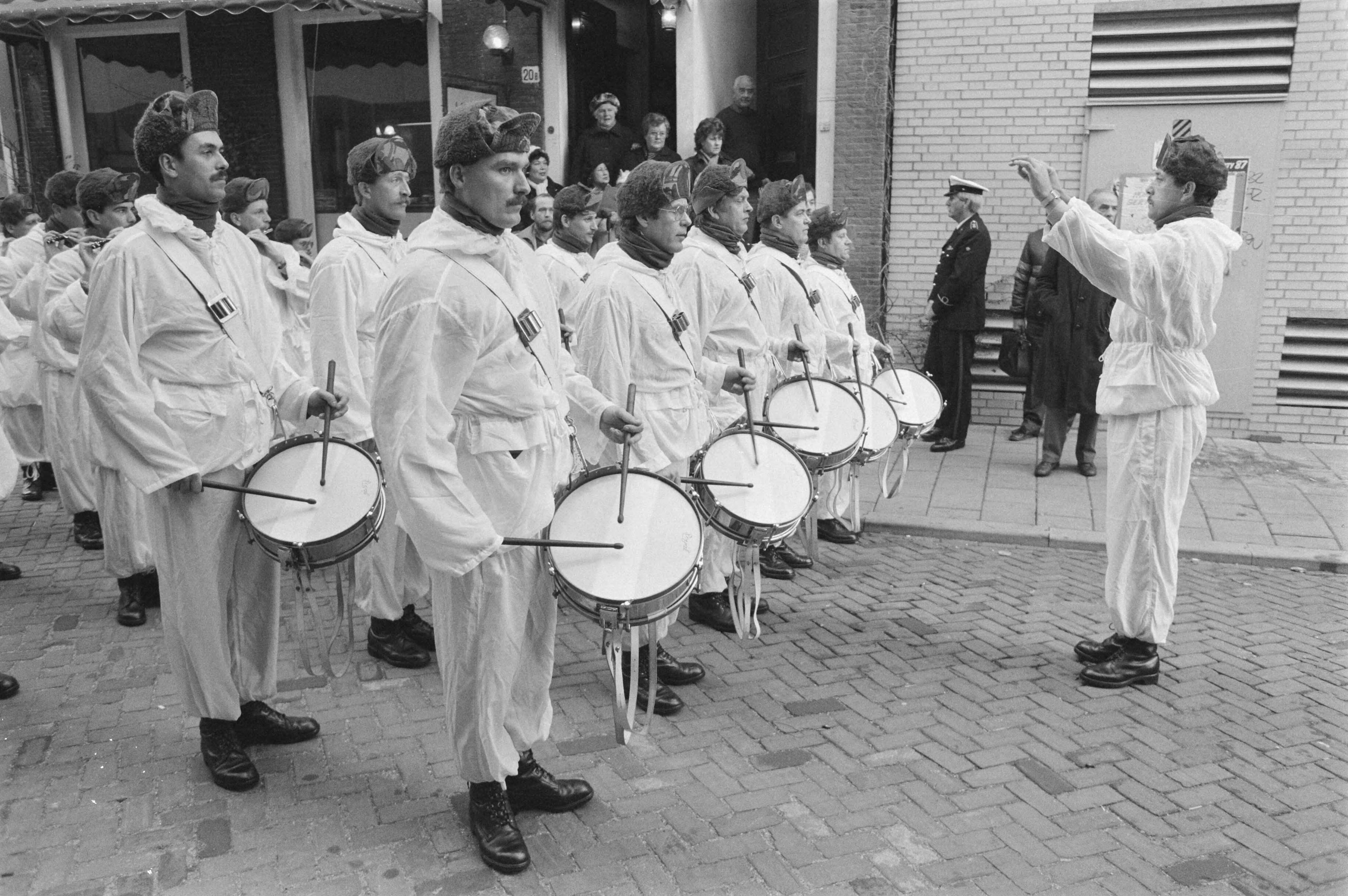 Fotocollectie Anefo — Opening tentoonstelling winteroefening mariniers in Den Haag ; marinierskapel in sneeuwcamouflage — Foto: Croes, Rob C. / Anefo. Licentie: Set B: Rechtenvrij / Publiek Domein. Bron: Nationaal Archief. http://hdl.handle.net/10648/ad678ed6-d0b4-102d-bcf8-003048976d84