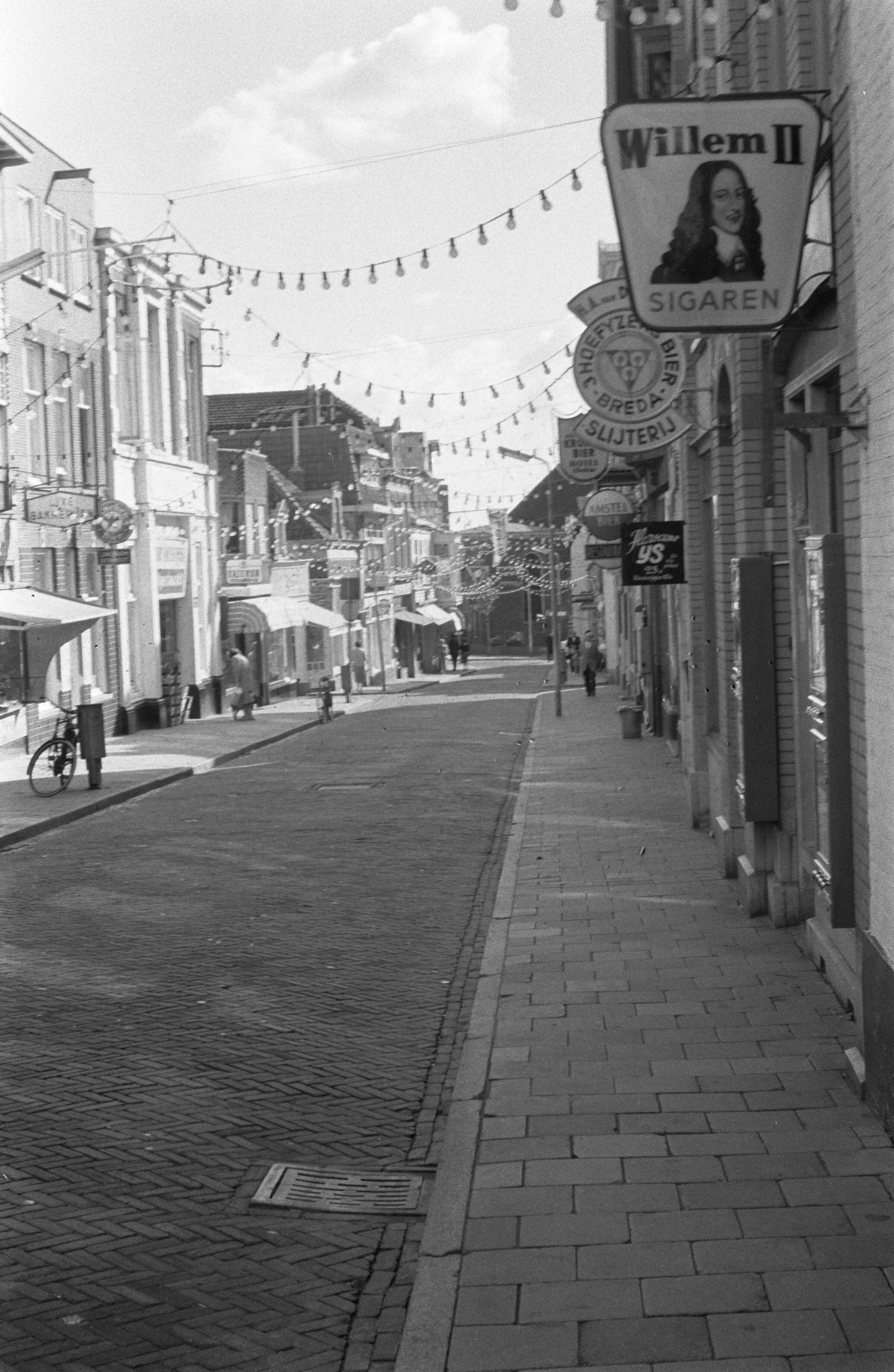 Fotocollectie Anefo — Strandleven in Zandvoort loopt ten einde. De Kerkstraat in alle rust — Foto: Gelderen, Hugo van / Anefo. Licentie: Set B: Rechtenvrij / Publiek Domein. Bron: Nationaal Archief. http://hdl.handle.net/10648/a9ba67ae-d0b4-102d-bcf8-003048976d84